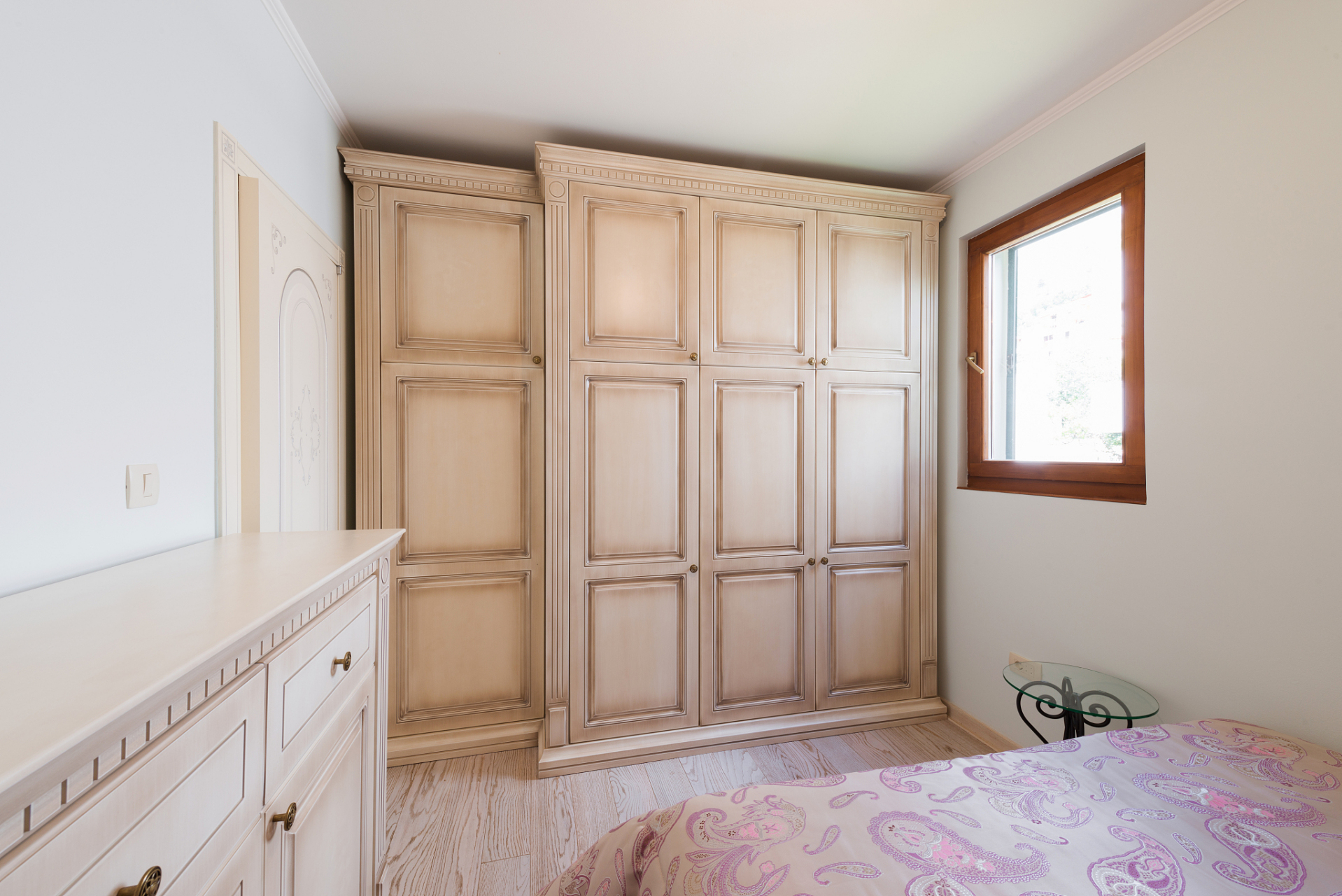 实木衣柜柜门优点:  1,健康环保    由于实木材质的衣柜一般都是使用