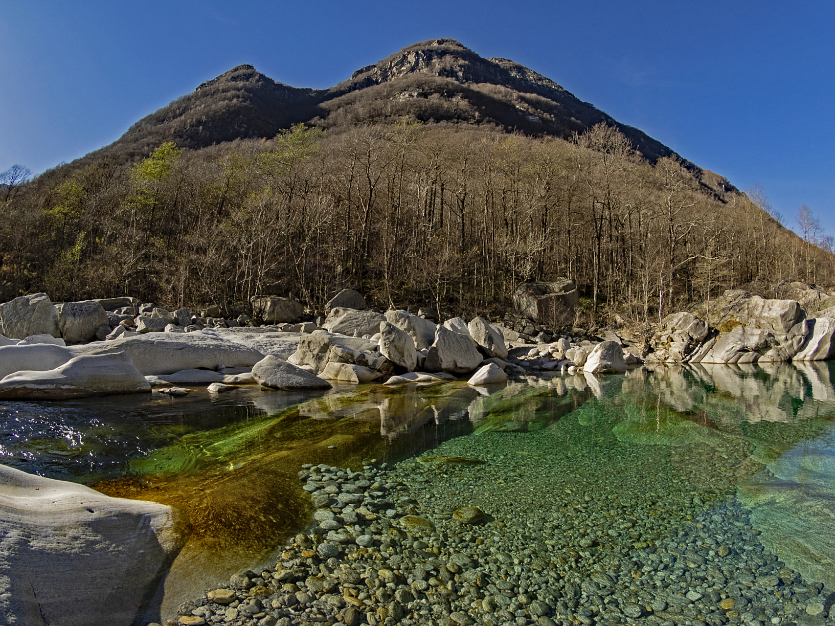 梅力更风景区,位于内蒙古自治区包头市九原区阿嘎如泰苏木梅力更嘎查