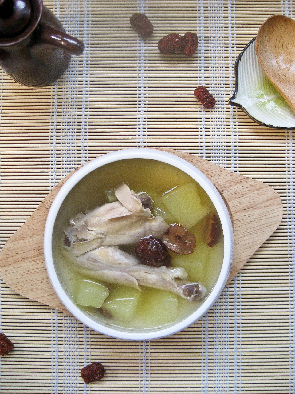 材料包括老鸭1只,沙参50克,玉竹50克,百合30克,麦冬20克,枸杞15克