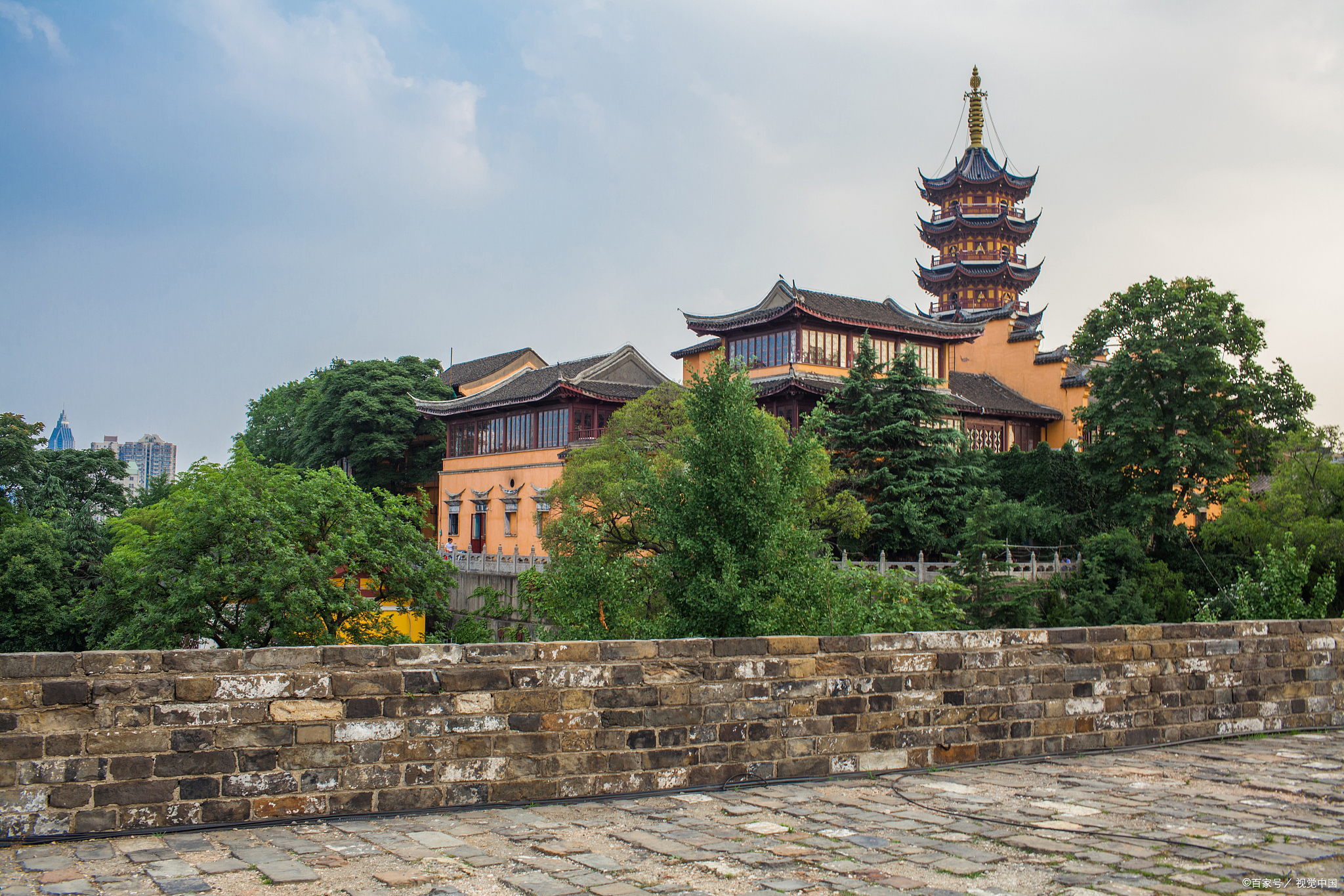 走在南京的大街小巷,仿佛穿越到了古代,感受到了浓厚的历史底蕴.