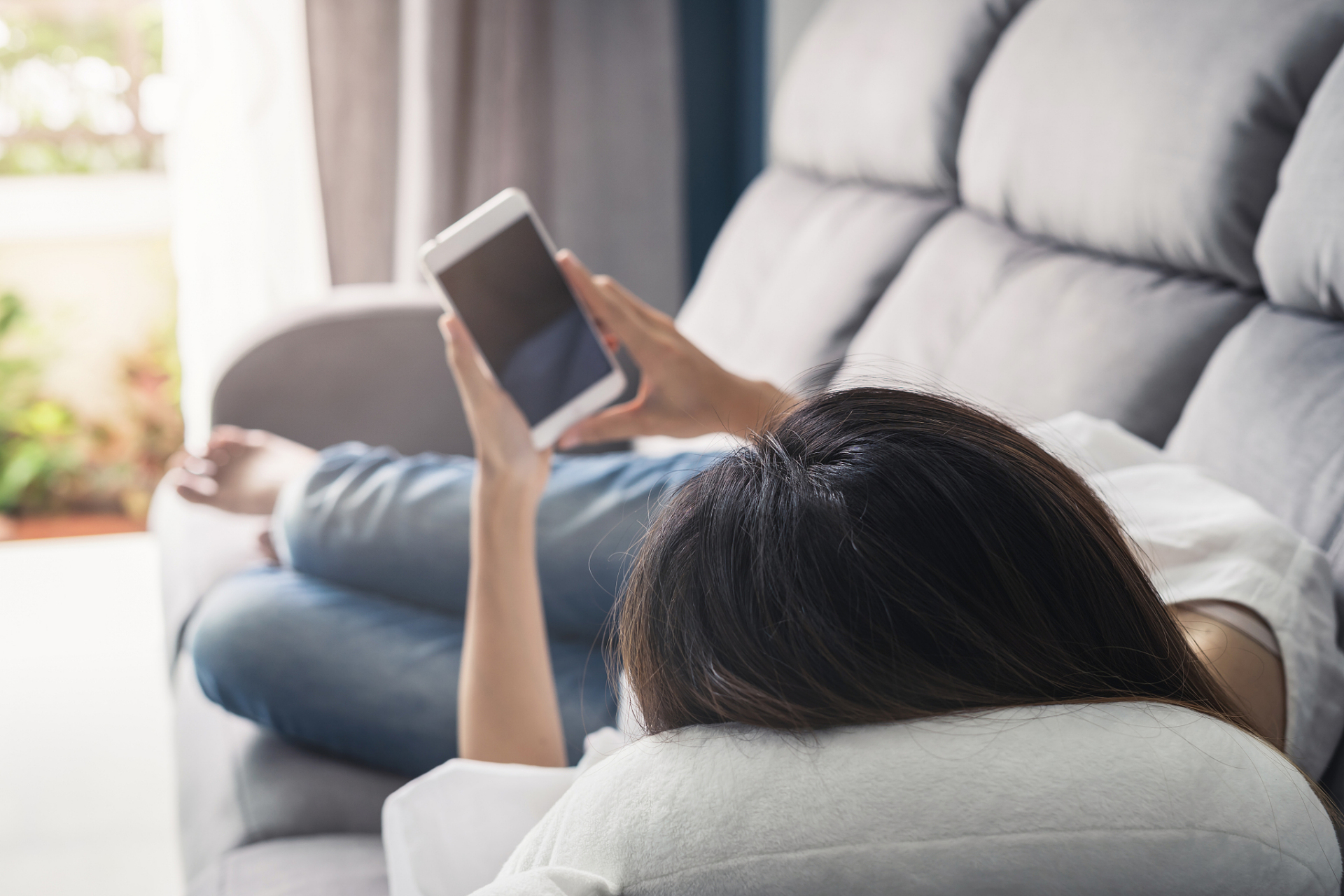 很多学生不但在白天上课期间偷偷的玩手机,夜里更是喜欢躺在被窝里看