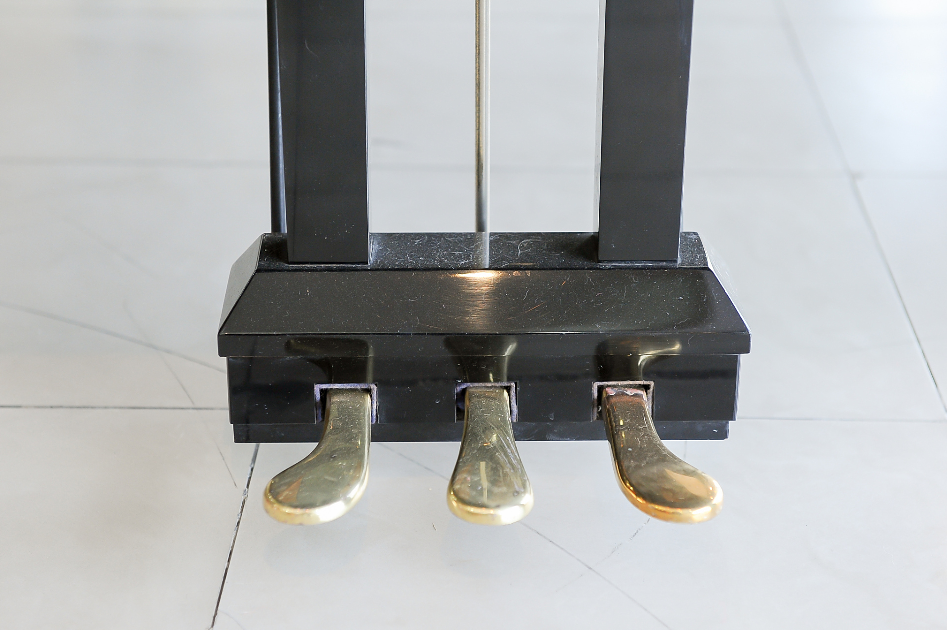 以下是关于钢琴踏板技术动作的基本要领: 1.