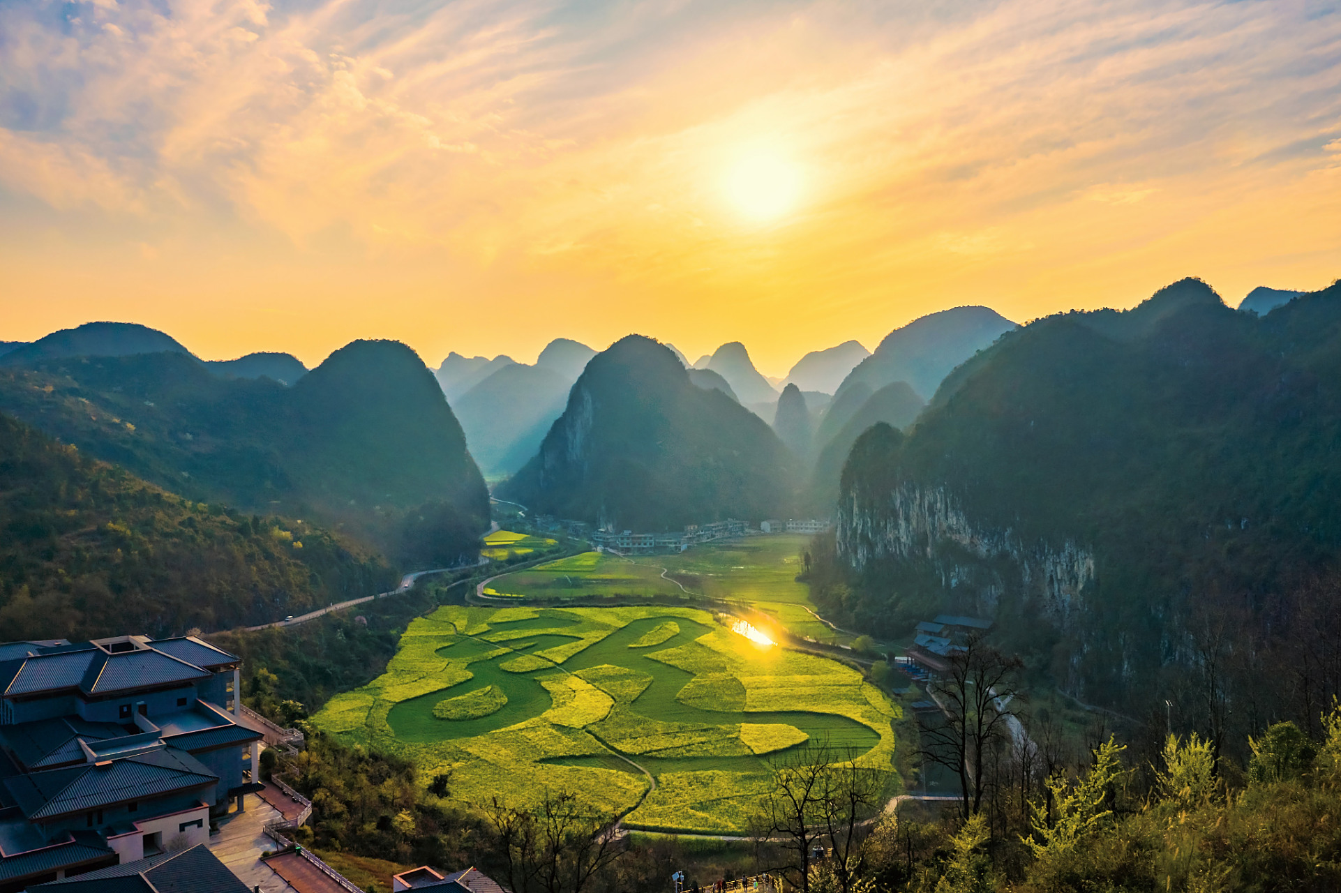 贵州十里画廊,又名青龙河十里画廊,风光旖旎,水清岸绿,美不胜收.