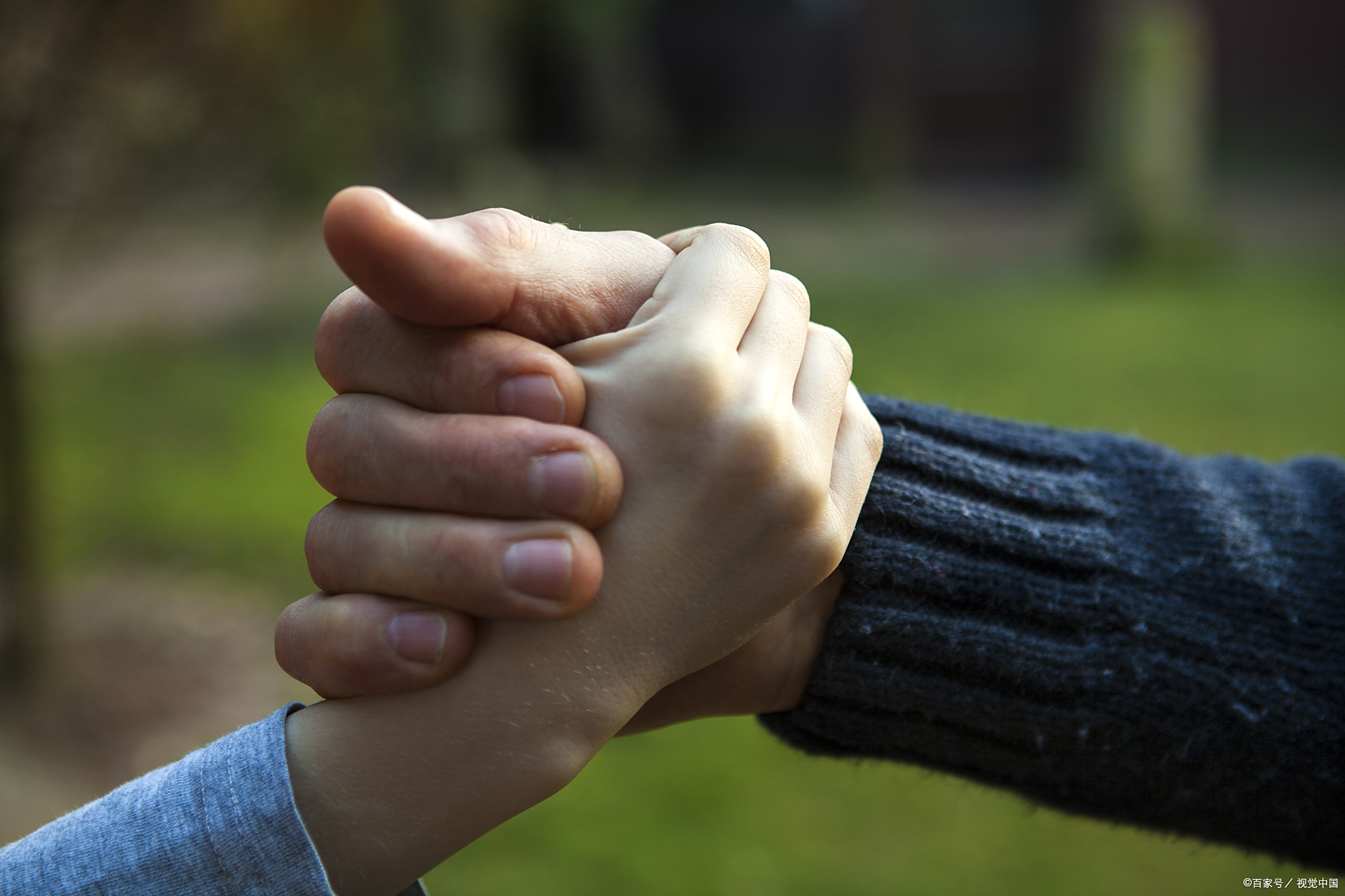 去年4月27日,课间休息时,小马邀请小刘说,咱们玩掰手腕吧,小刘说,掰