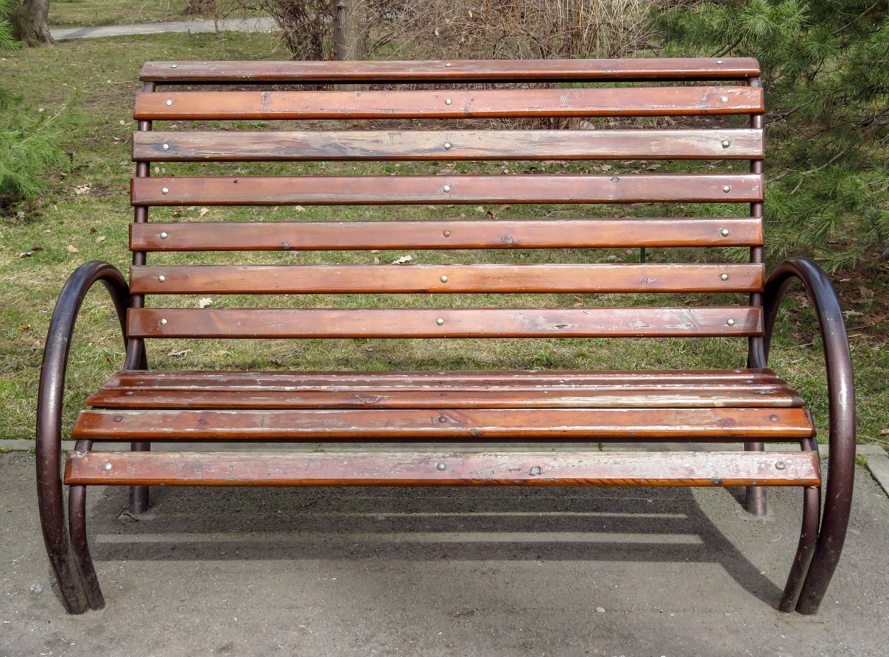 户外公园椅是常见的户外家具之一,存在于公园,广场等公共场所.