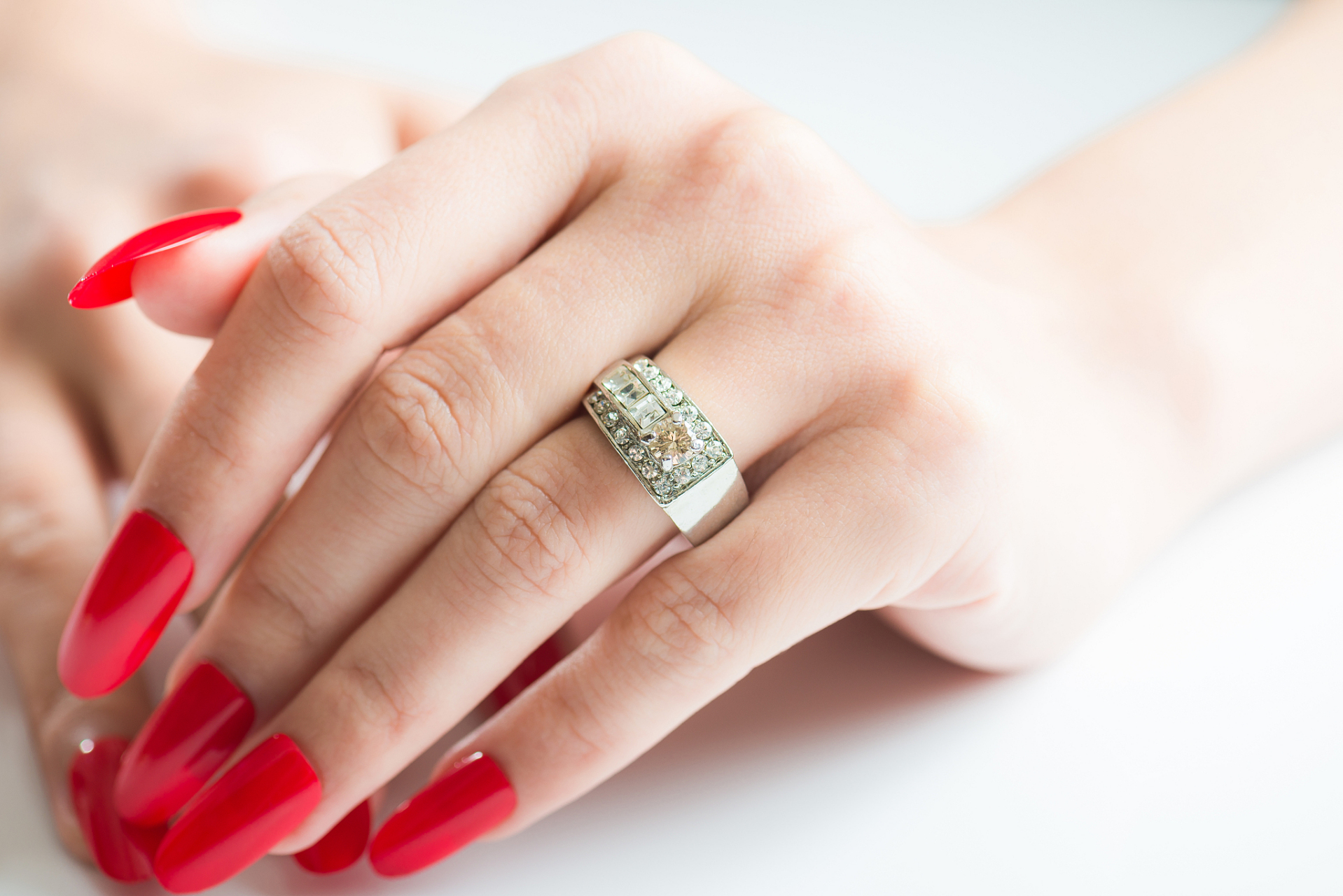 戒指戴在不同手指代表不同含义,左手中指代表订婚,右手中指代表恋爱