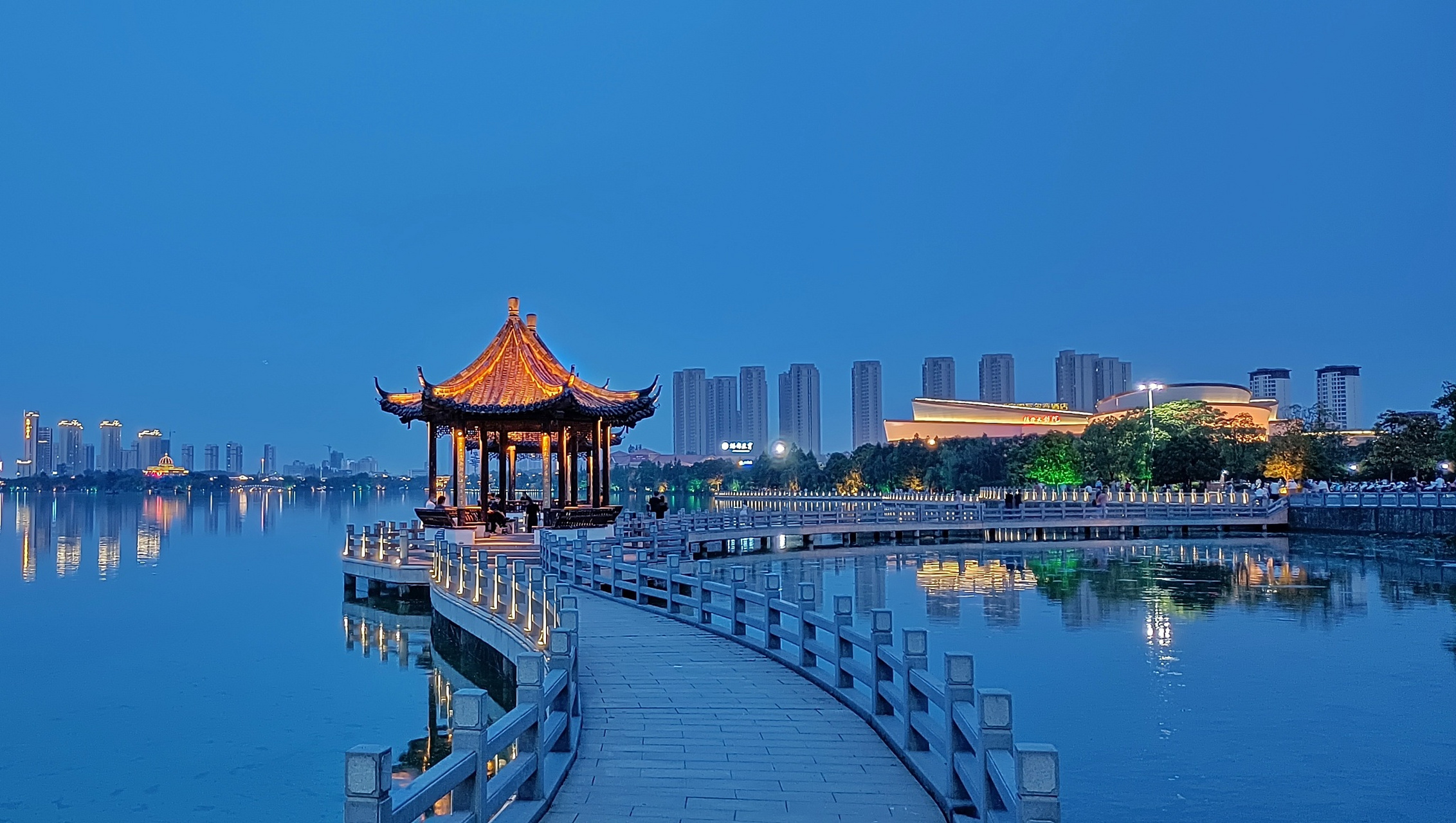 潍坊医学院是位于中国山东省潍坊市的全日制普通本科医学院校,成立于
