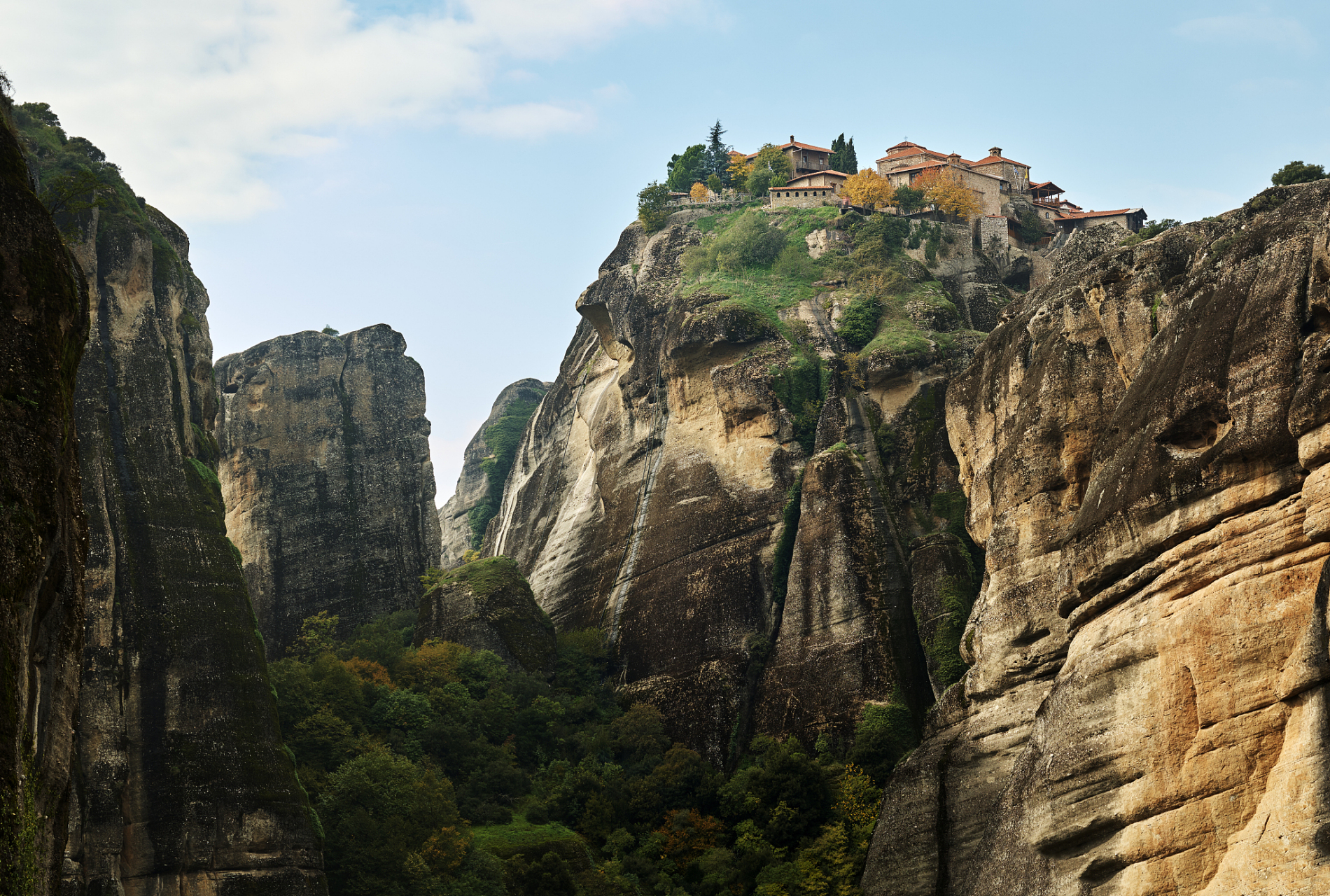 昆嵛山层峦叠嶂,森林茂密.