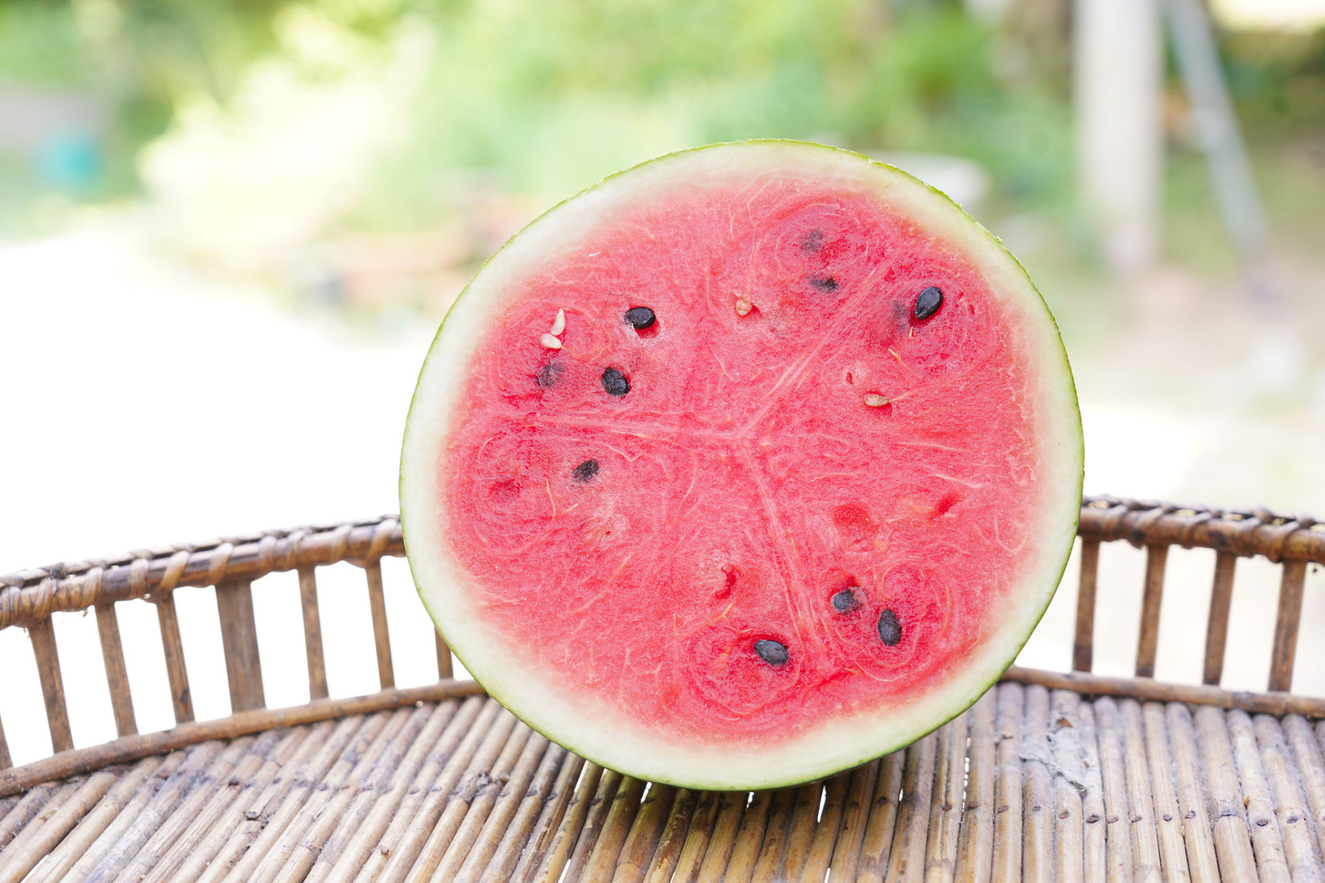 西瓜颜色有白色,淡黄色,亮黄色,粉红,橙红,大红.