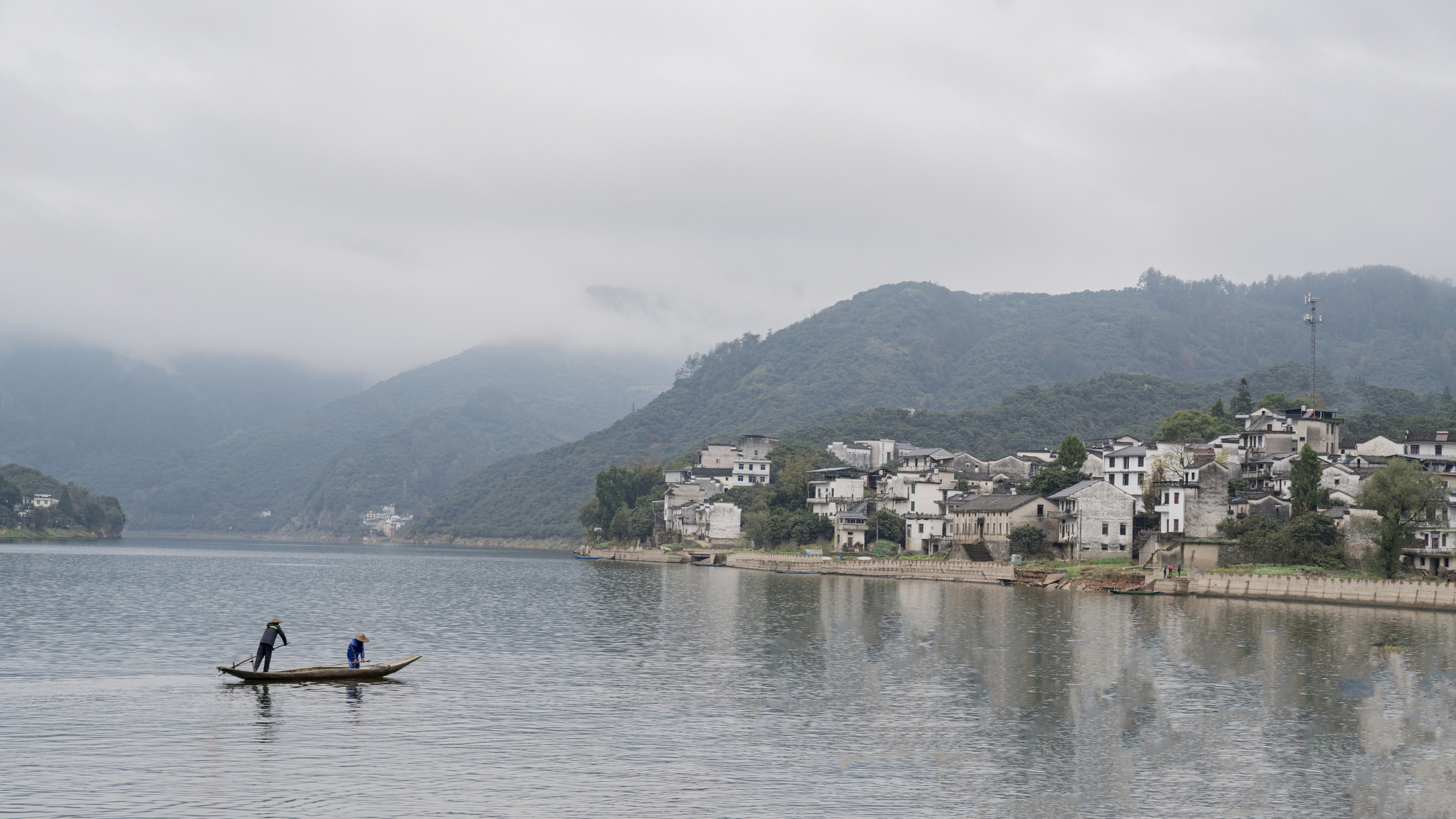 石潭景区位于黄山市西南35公里,是黄山脚下的一颗璀璨明珠,拥有3400亩