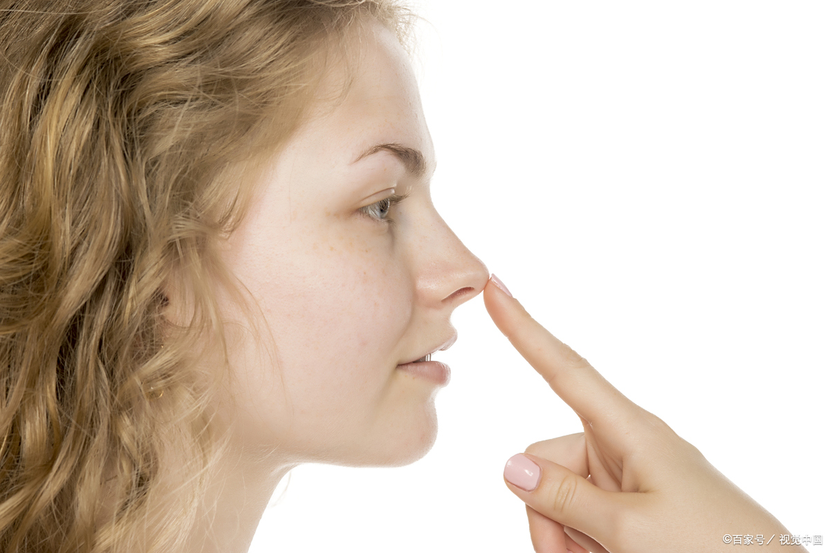 建议每天用生理盐水喷鼻或棉签蘸取凡士林涂抹鼻腔保湿