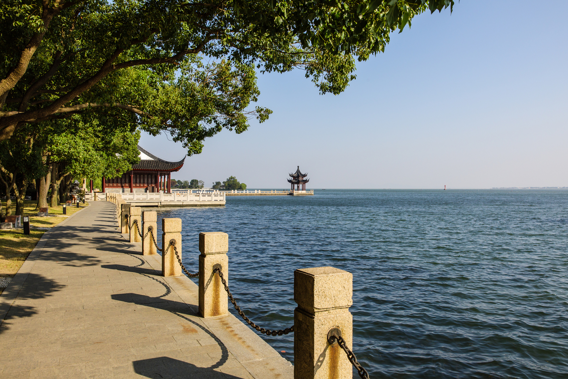 安徽巢湖水域面积广阔,景色秀丽,被誉为"江南水乡的明珠".