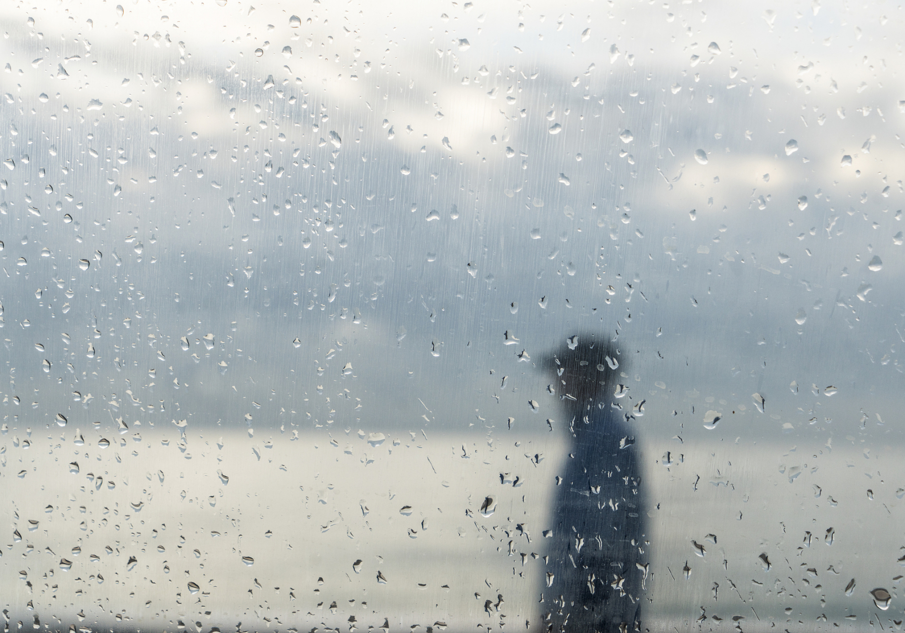 恋人们喜欢雨中漫步,享受独特浪漫.雨水洞察内心痛苦,带来无尽思考.