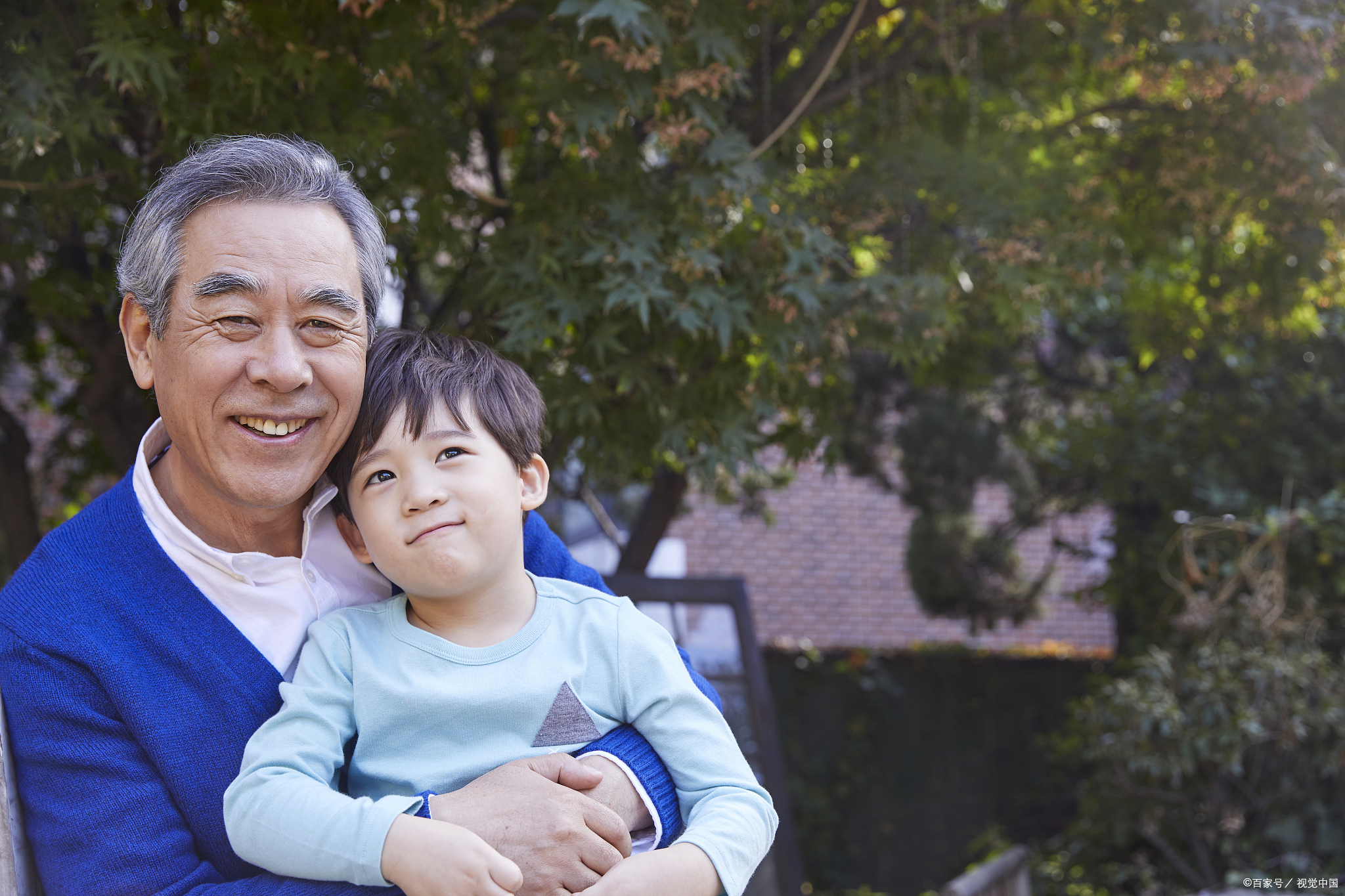 "宝宝不舍爷爷扒车窗挥小手求抱抱" 的画面让多少人