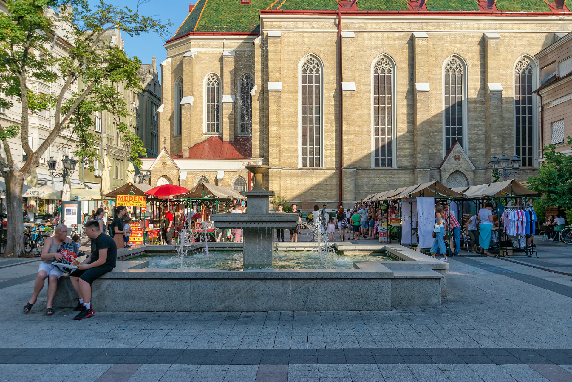 青岛德国风情街,这是一条充满德国风情的商业步行街,街道两旁建筑风格