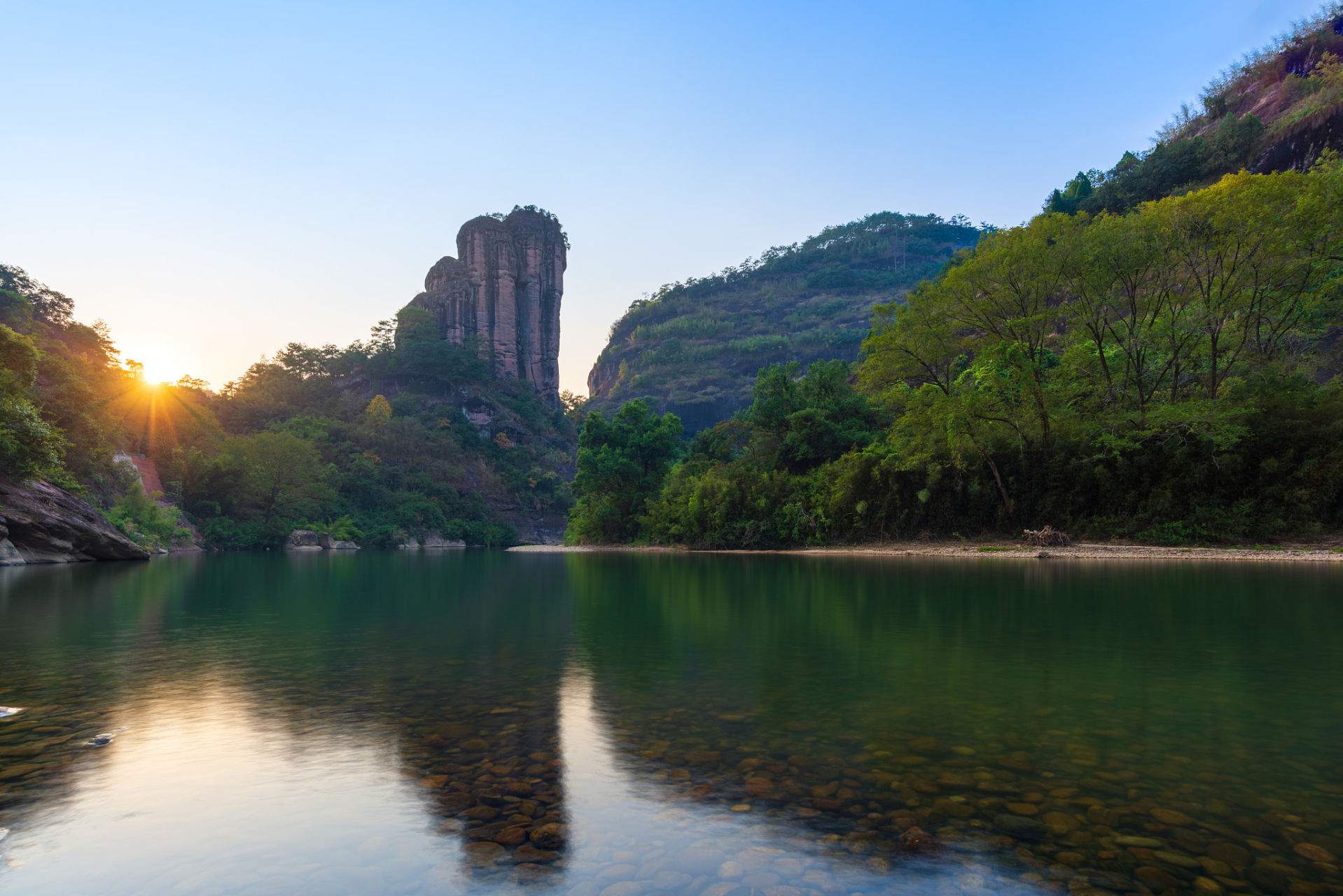 武夷山,是中国著名的风景旅游区和避暑胜地,属典型的丹霞地貌素有"