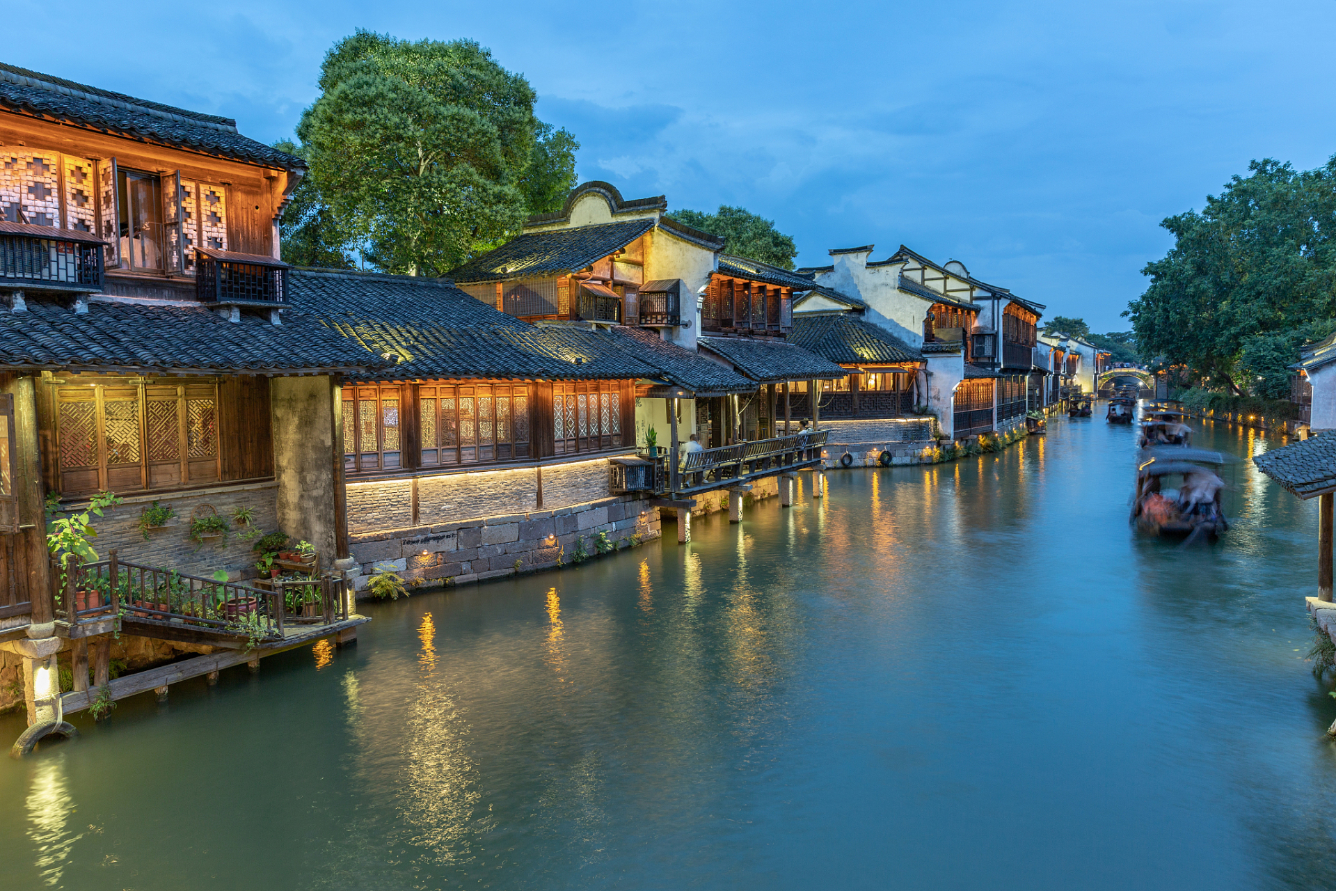 不妨尝一尝那独特的臭豆腐,或者品味一下当地的特