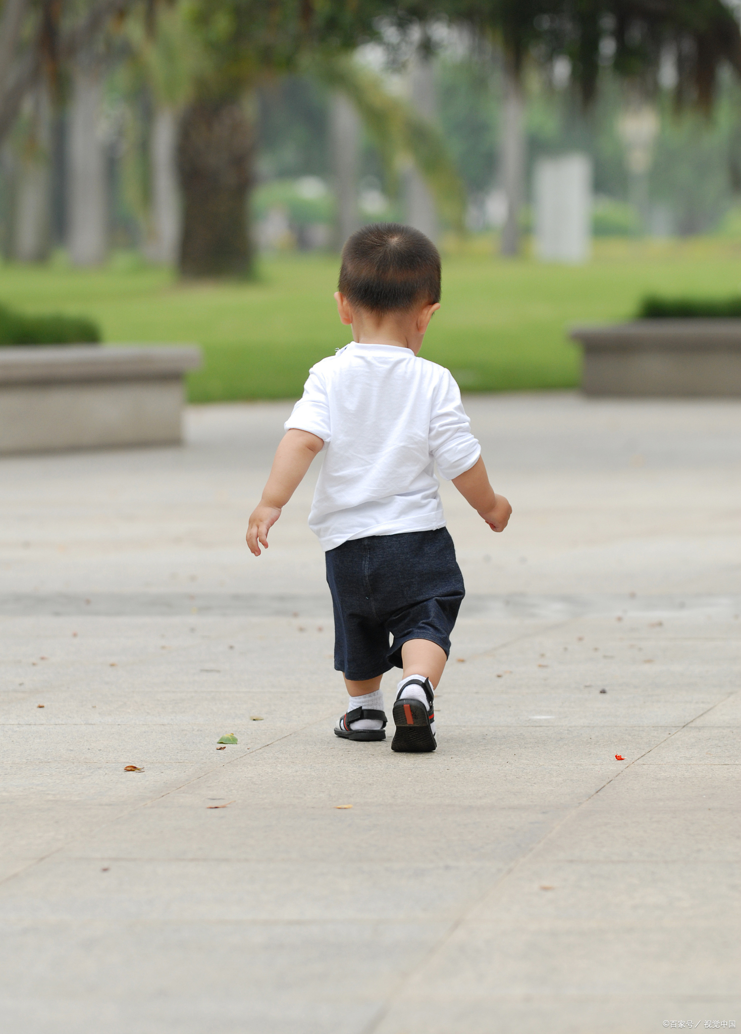 3 岁以内的宝宝,由于下肢骨骼还在发育,轻度内八字多是