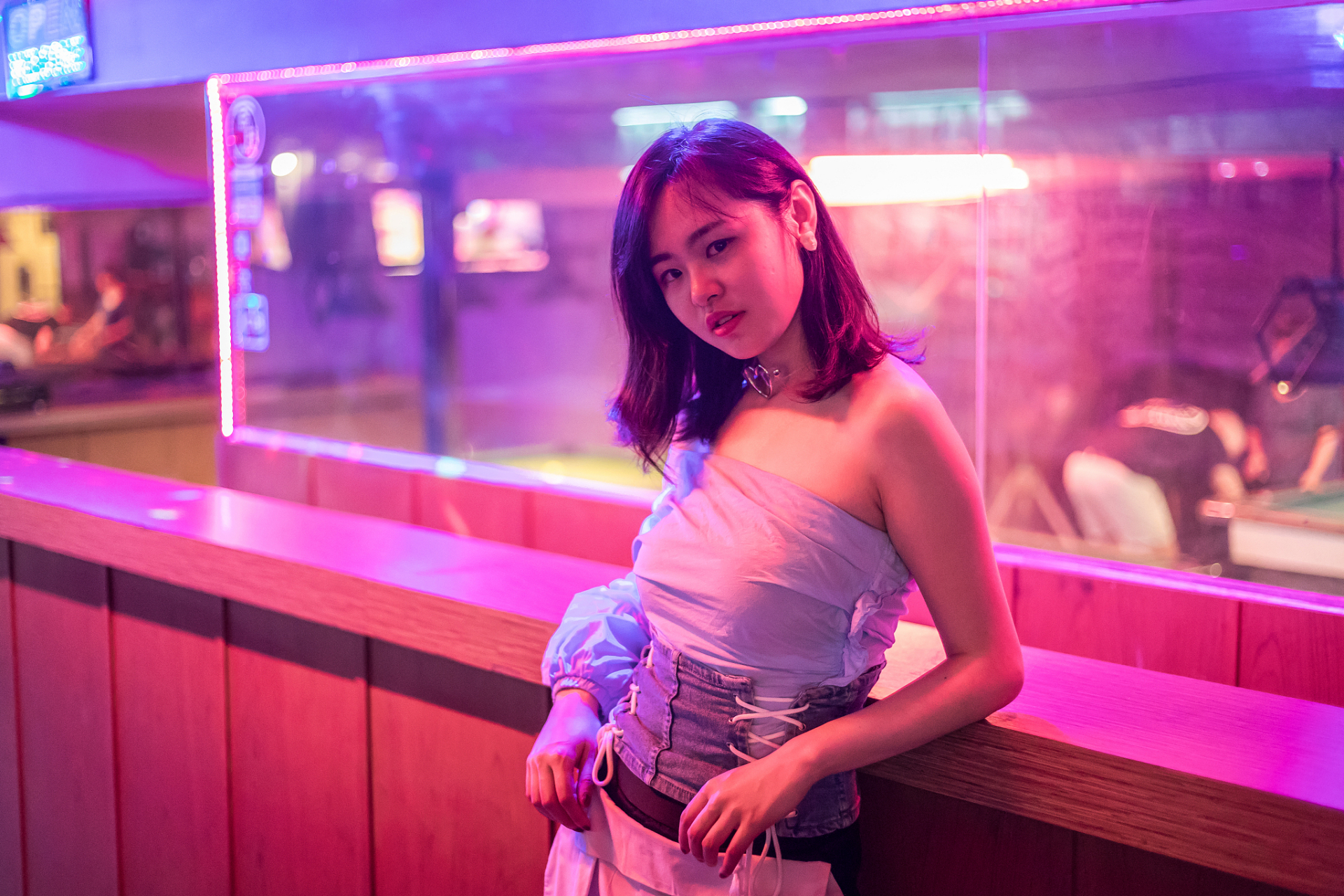 在一个小镇的角落,有一家神秘而热闹的酒吧,叫做桃花源.