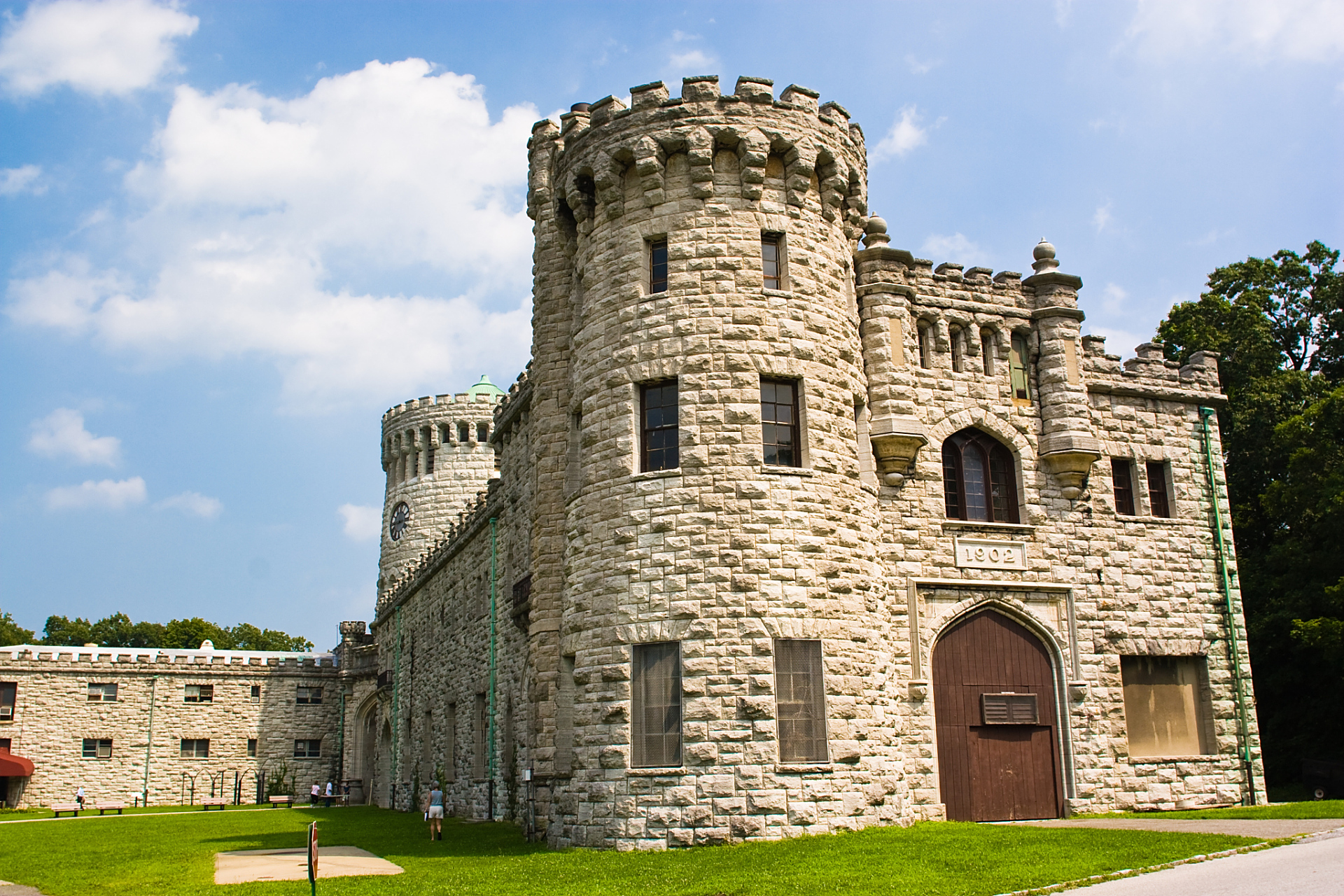 它是北爱尔兰最大的中世纪城堡废墟之一,引人注目.