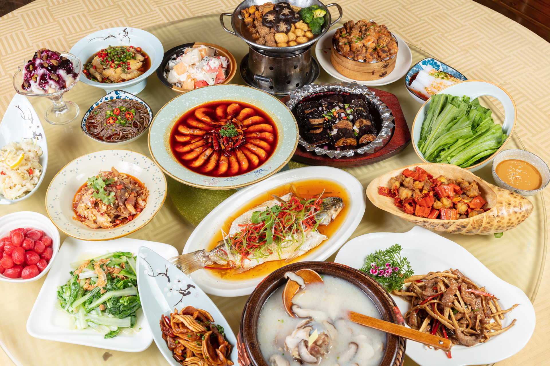 发现了吗, 在普通家庭里, 家里一旦做一顿大餐时, 女人都不舍得吃, 都