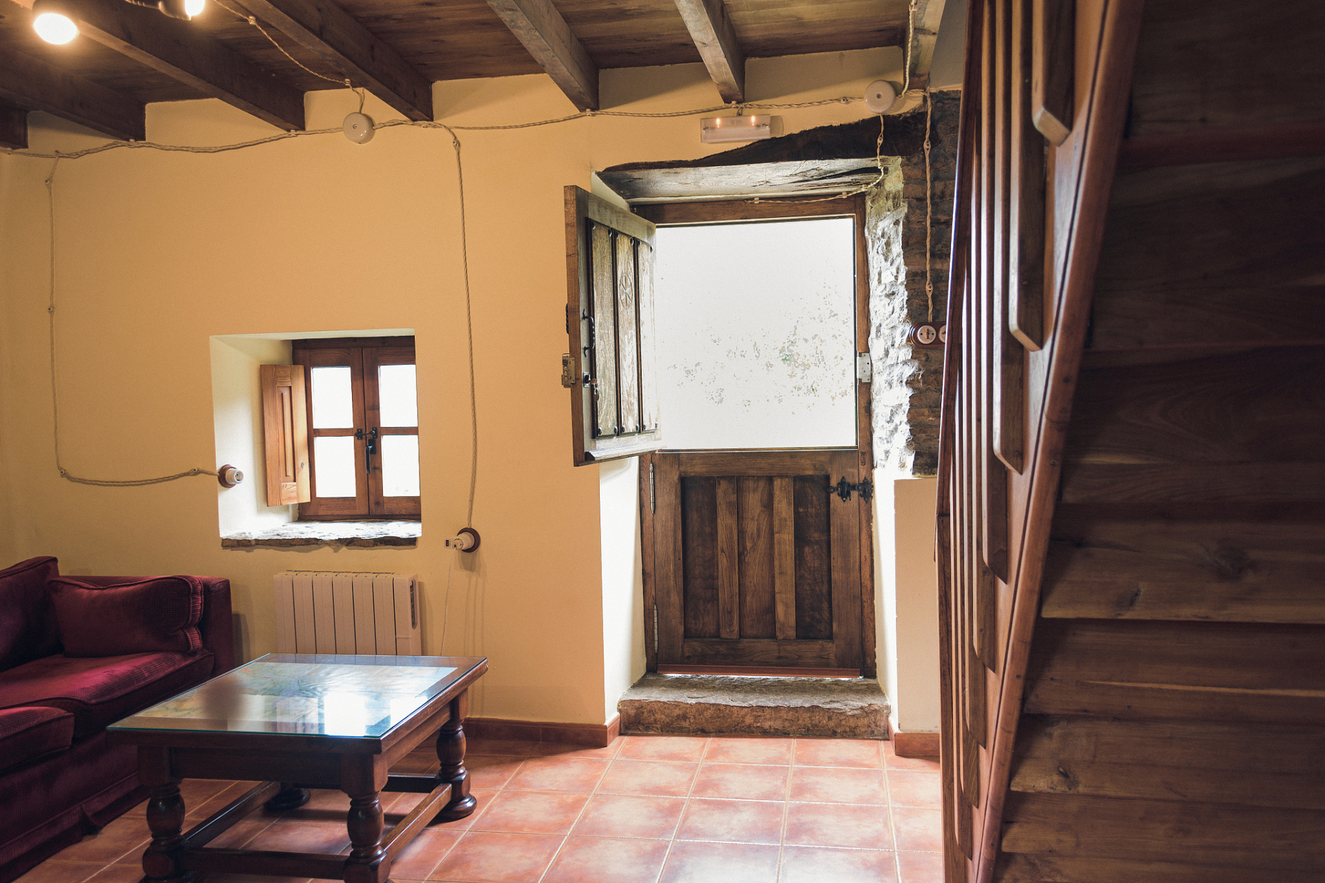 30年的老房子装修需要考虑的因素比较多,例如墙体,地面,管道等,下面