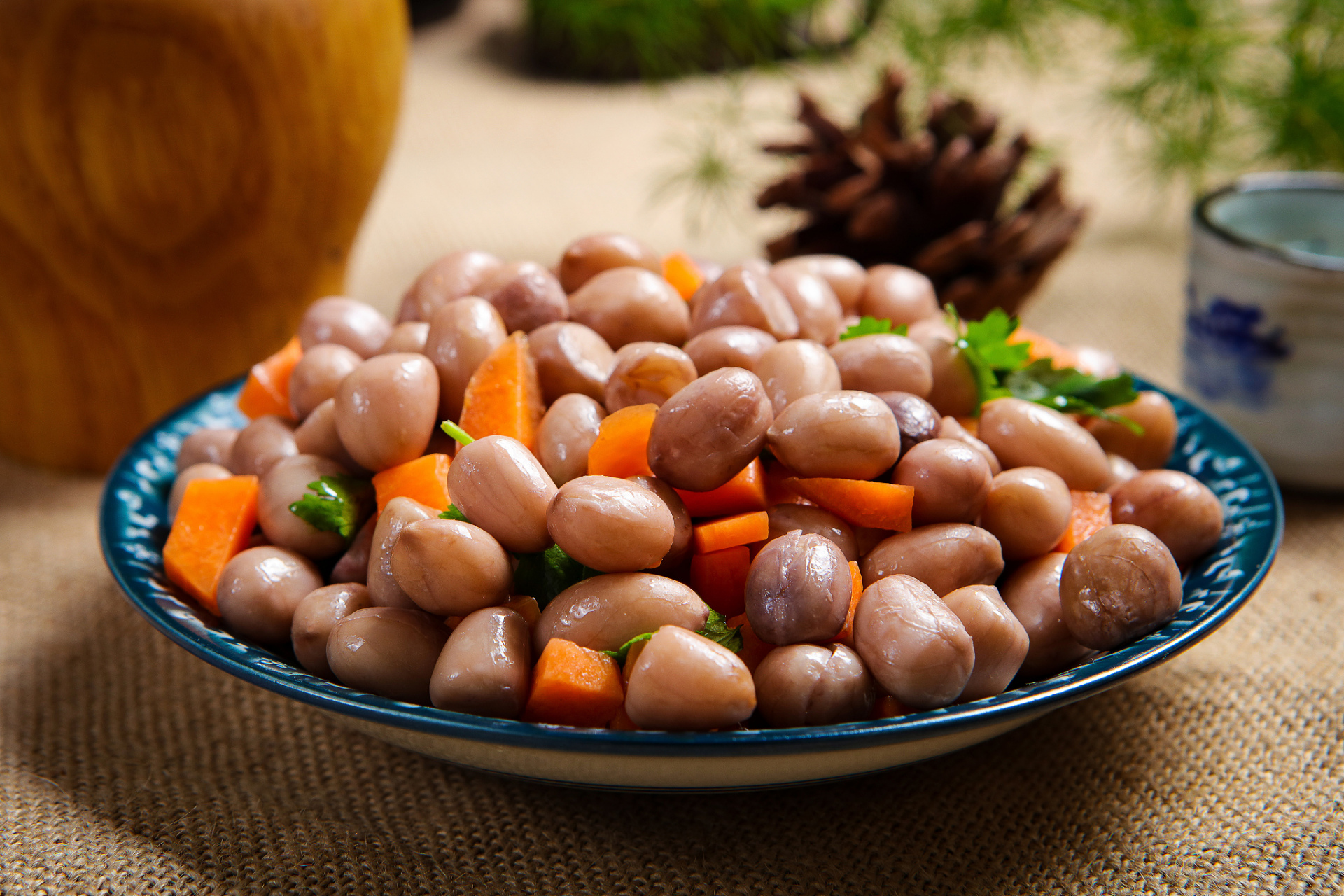 水煮花生米要想好吃并不是简单煮熟就可以了,而是加入这几种调料.