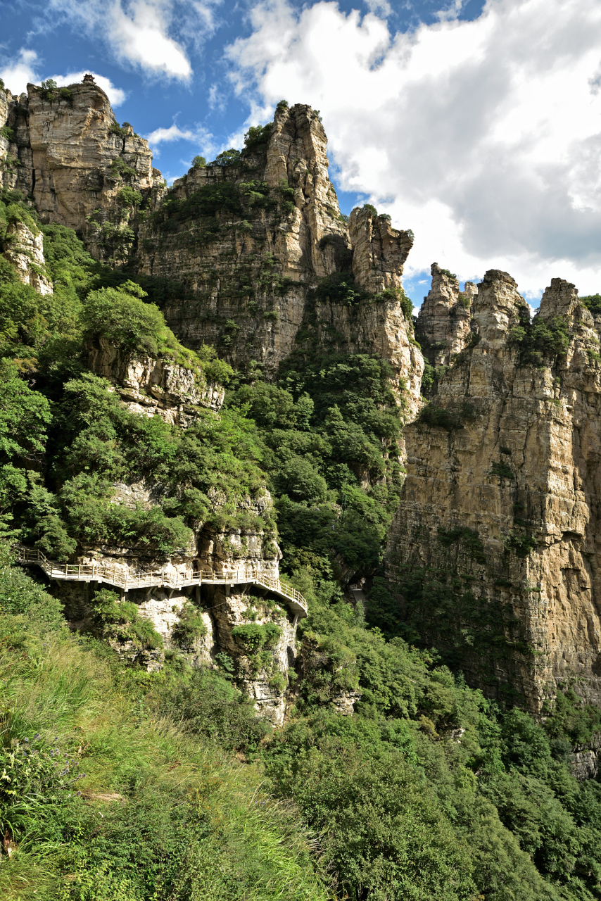 白石山位于河北省涞源县城南15公里,雄居八百里太行山最北端,景区面积