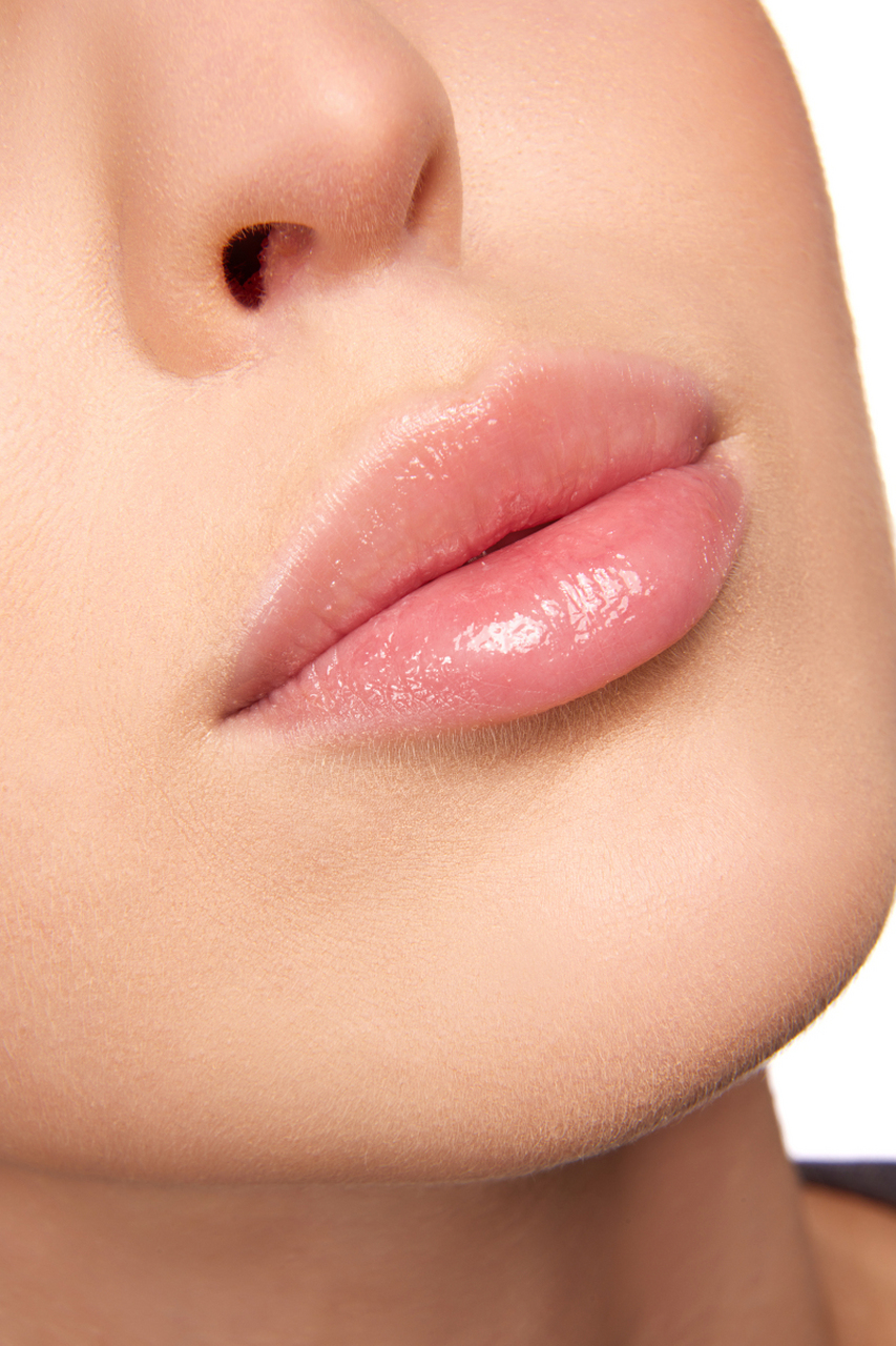 冬天嘴唇干燥可以采取多种措施,包括保持室内湿度,多喝水,涂抹润唇膏