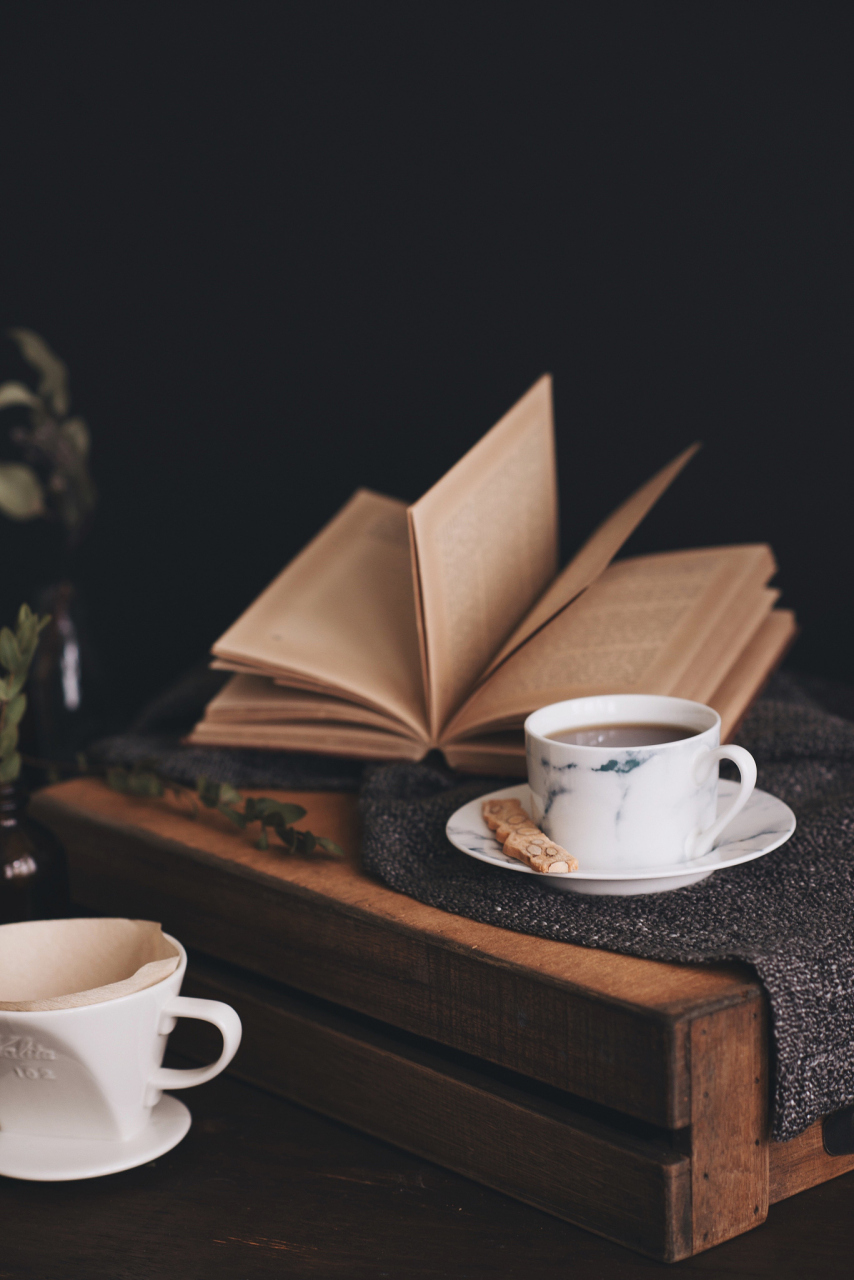 读书是恬静的,舒服的 享受着,一个人独处的惬意  每当翻开书页,就像