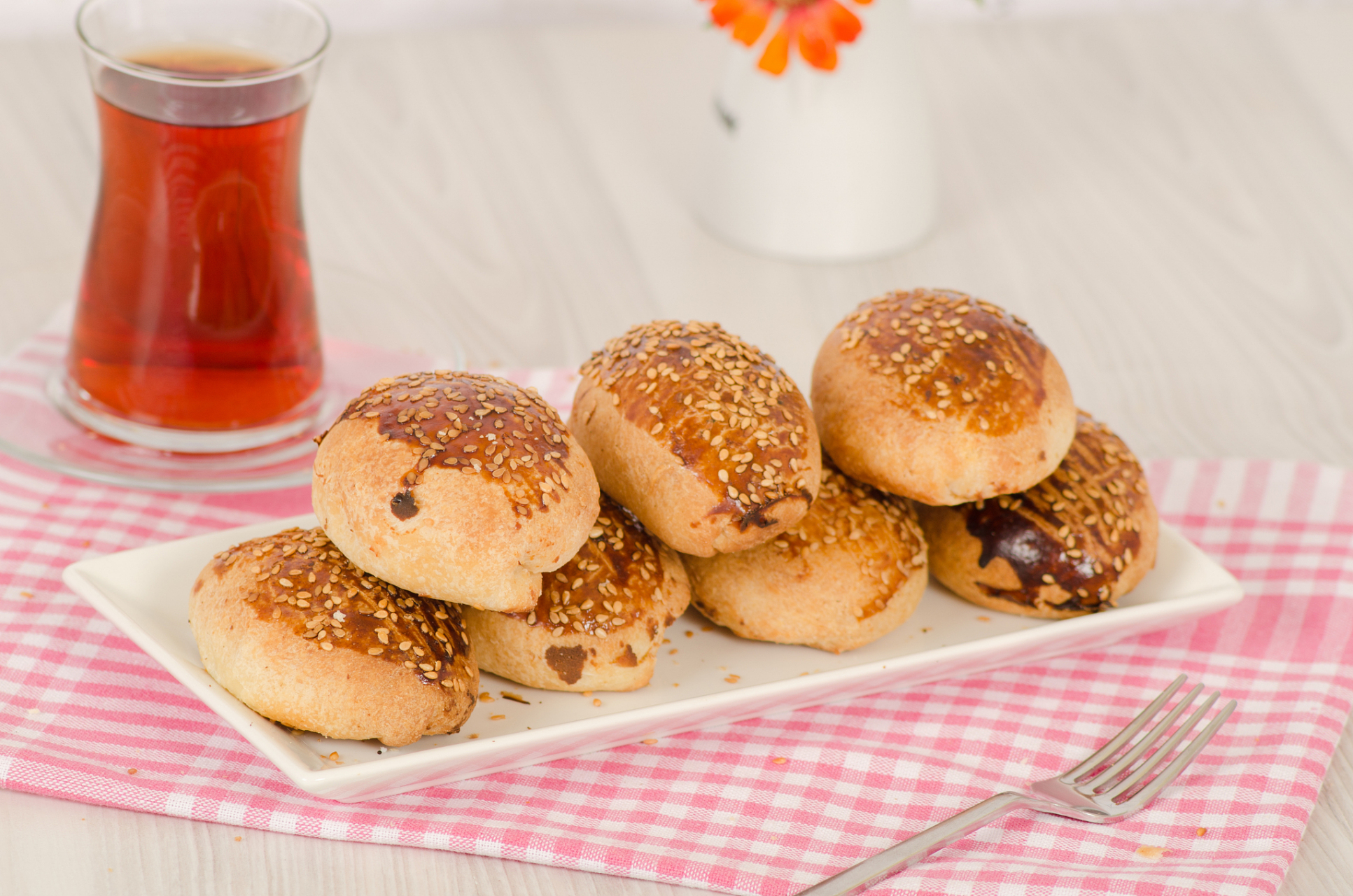 美味红枣饼是一种传统的中式糕点,以红枣为主要原料,口感香甜,营养