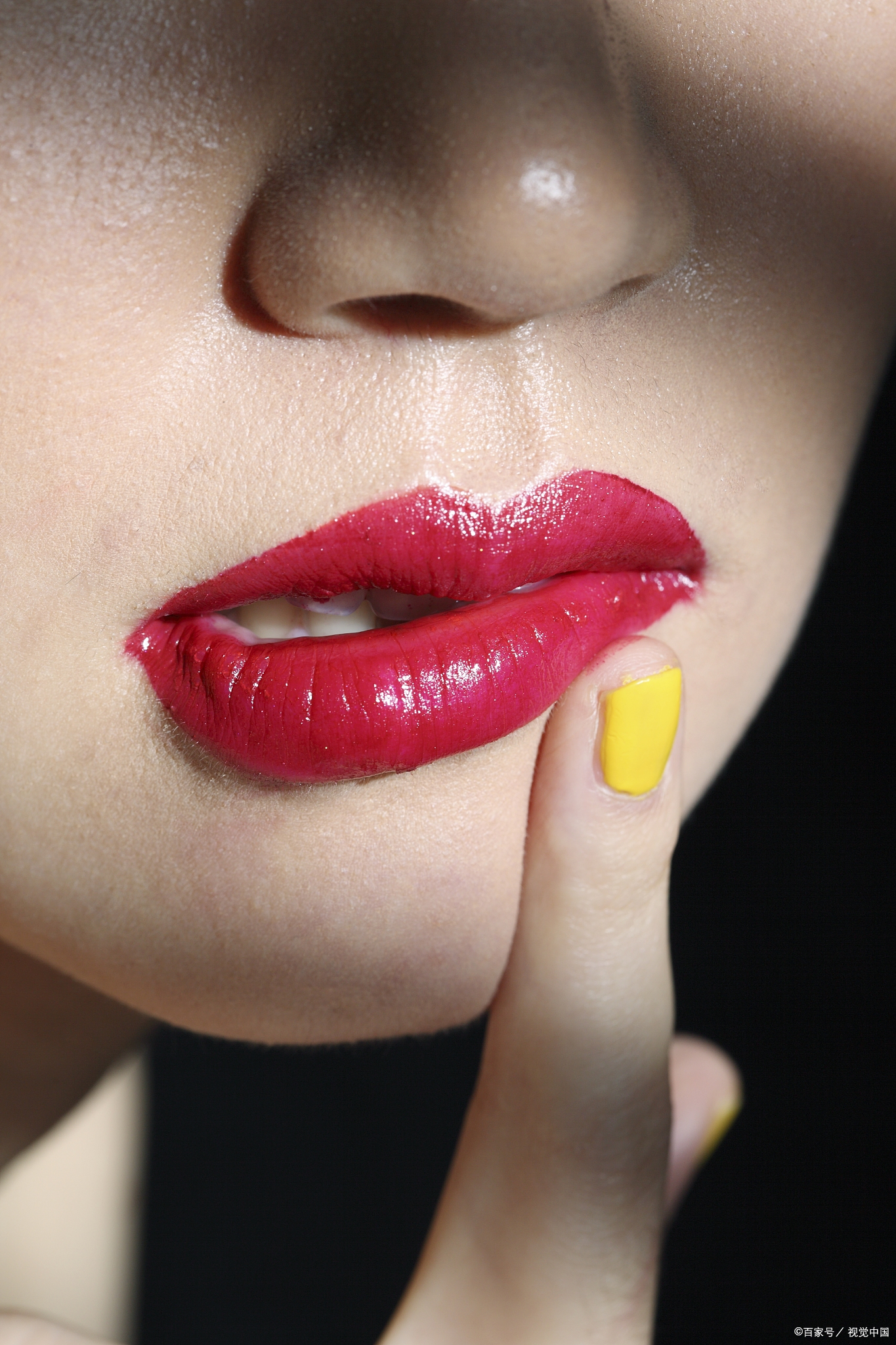 了解口红的成分至关重要.口红的主要成分包括油,蜡和色素