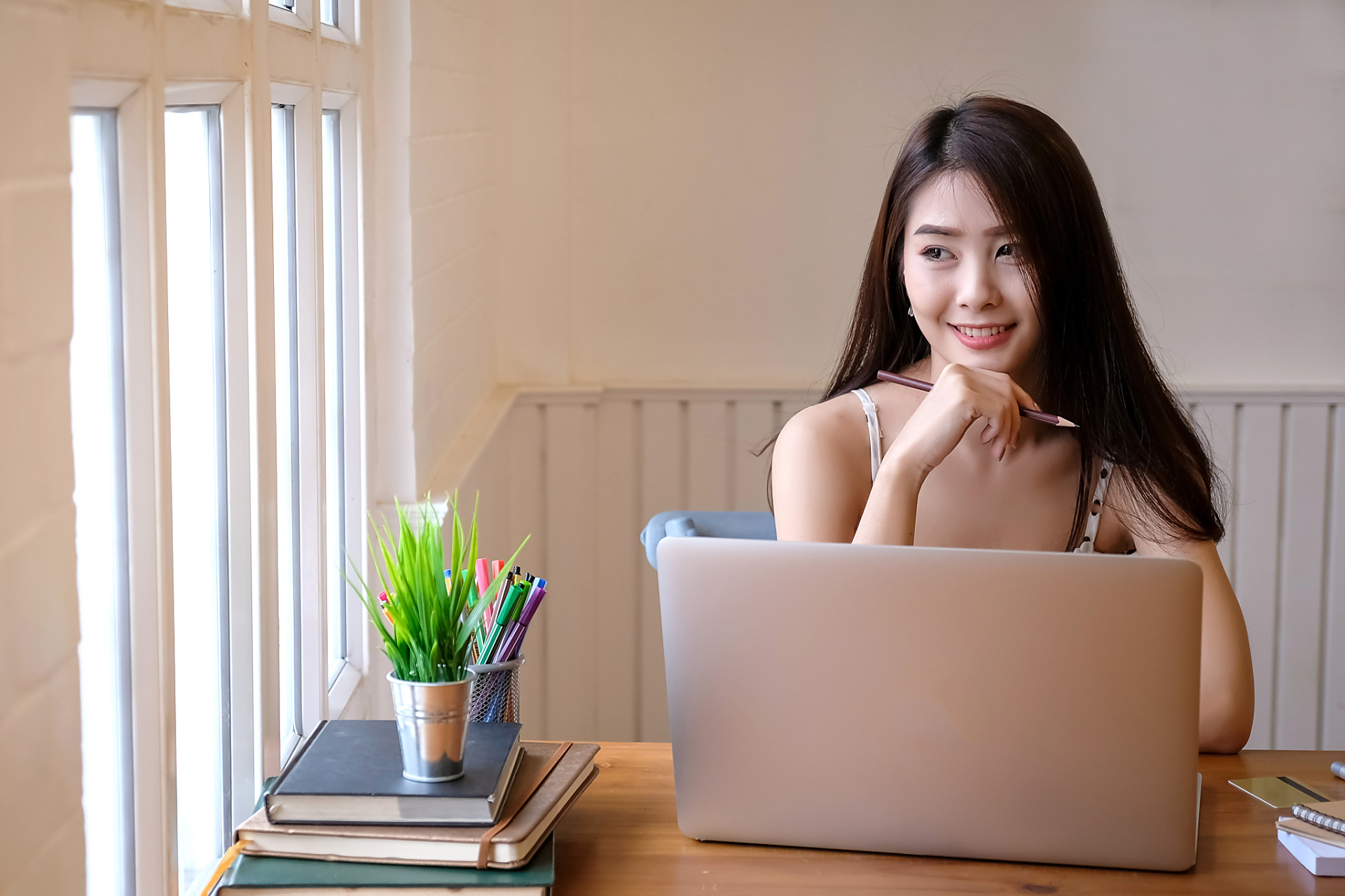 刚回办公室,发现32岁女同事在翻我的电脑,看到我回来,她居然笑着说没