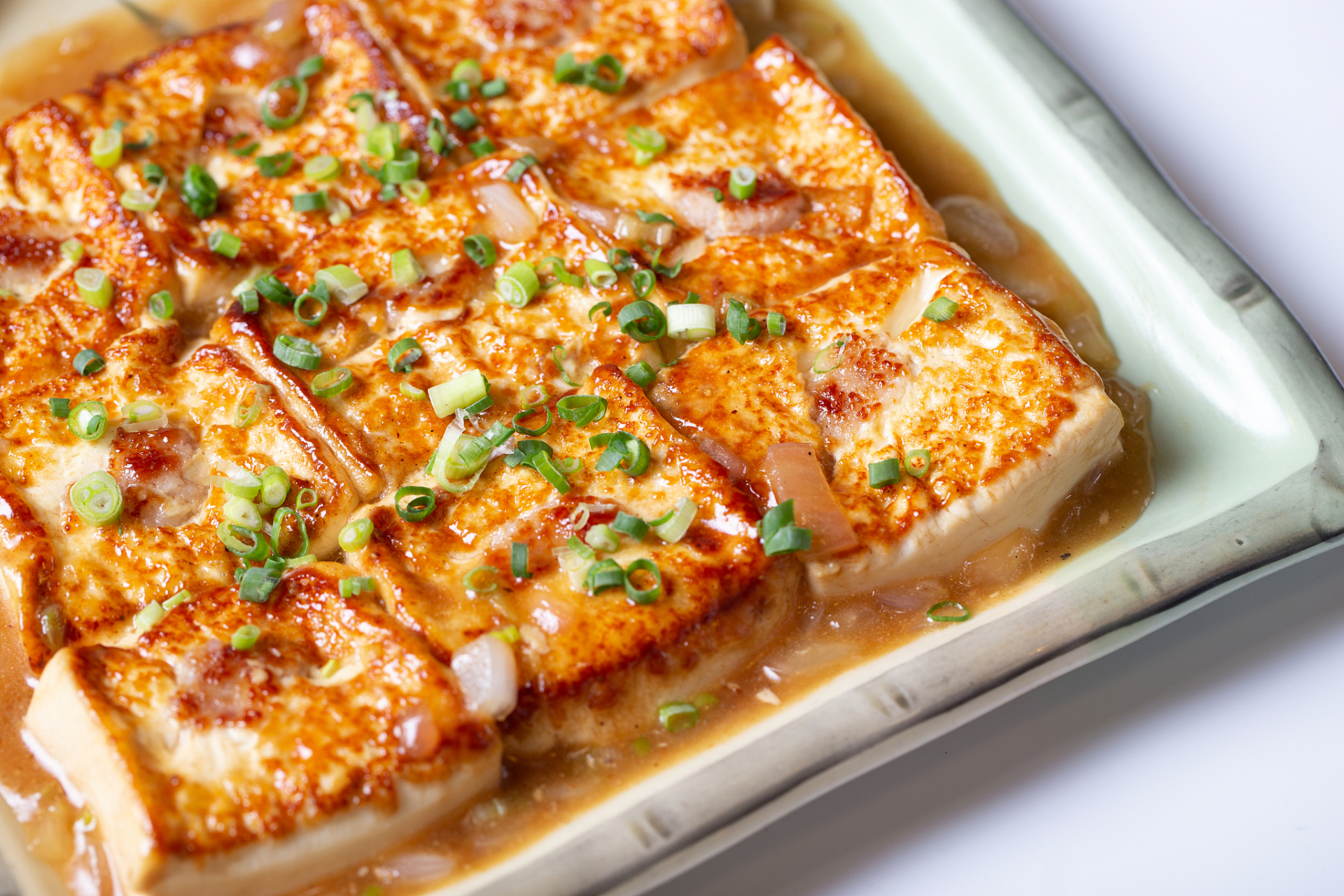 广东客家酿豆腐是一道具有悠久历史和深厚文化底蕴的传统客家菜肴