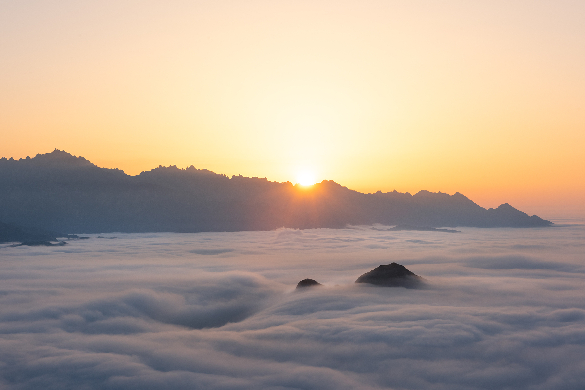 壁纸仙境日照金山云海翻涌图片仙境壁纸美丽高空桌面图片壁纸清晨阳光