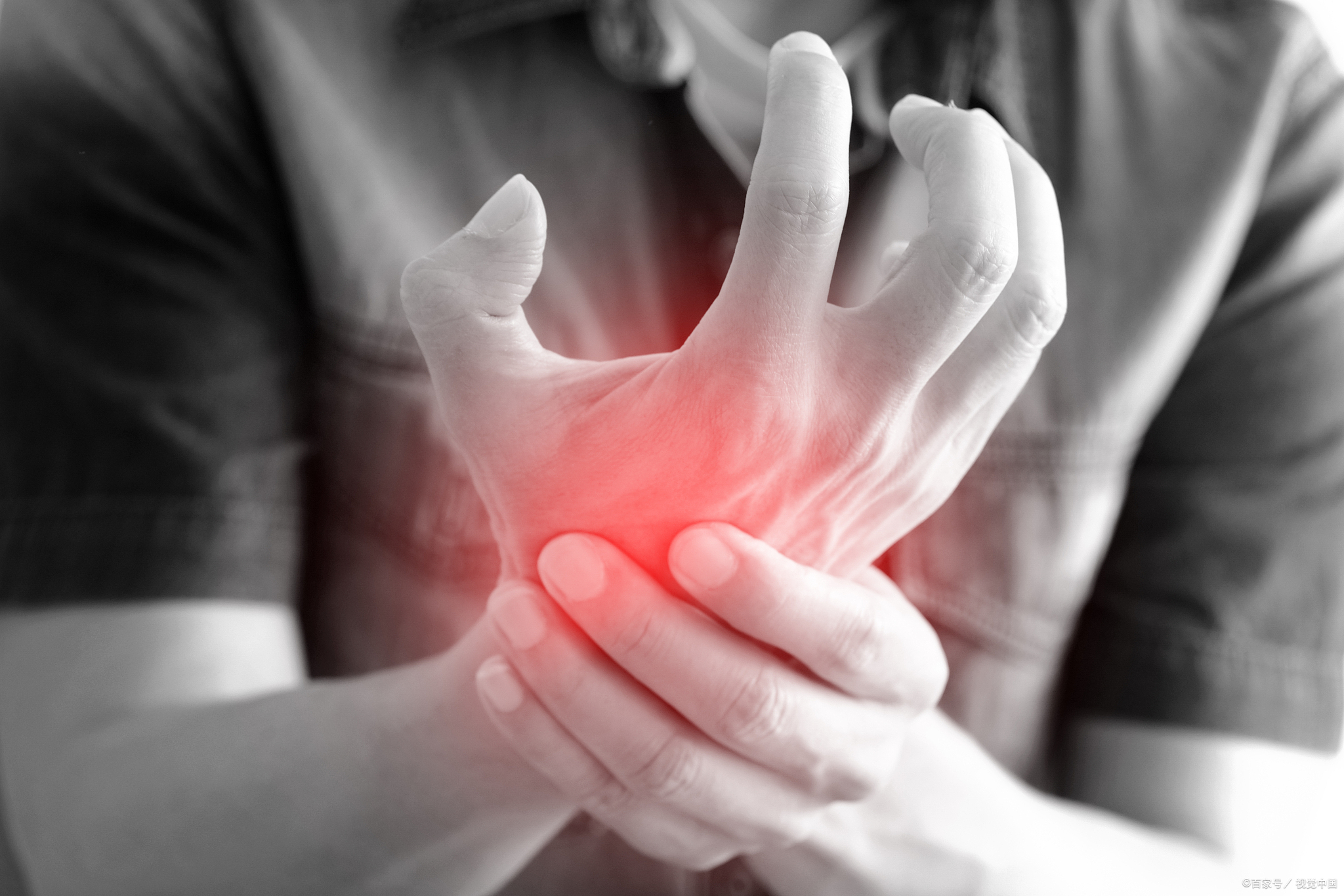 关节疼痛不止是老年人的问题:退行性关节炎的早期诊断和治疗 关节疼痛