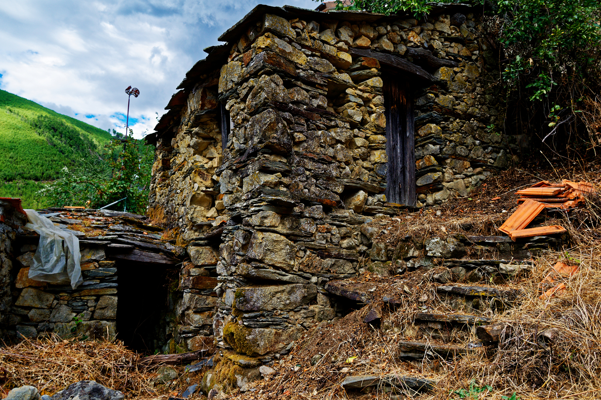 泸西城子古村是云南的一座具有独特魅力的古村落,以其传统的土掌房