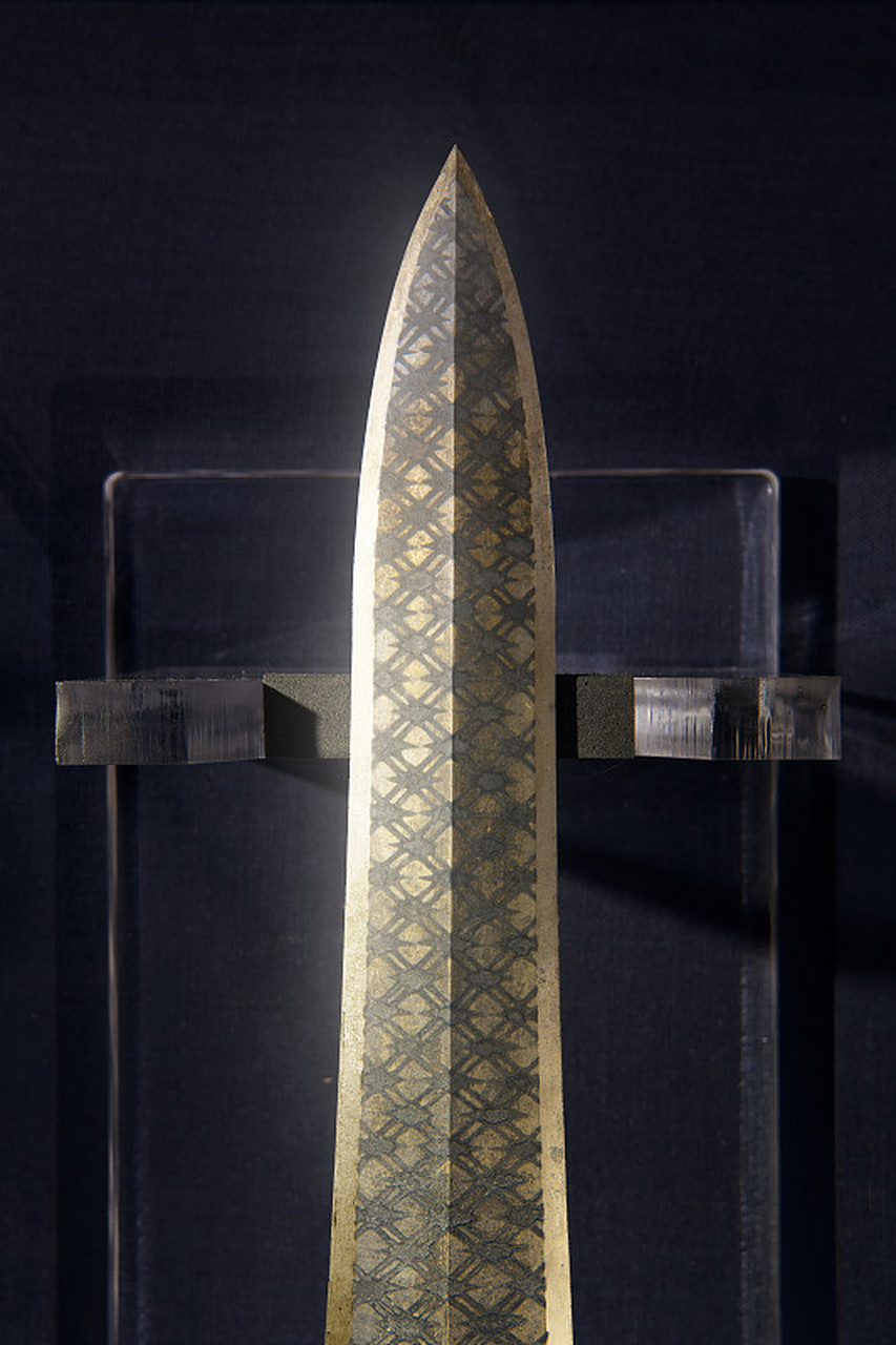 越王勾践剑,这是一把青铜剑,剑柄镶有蓝色琉璃和绿松石作为装饰.