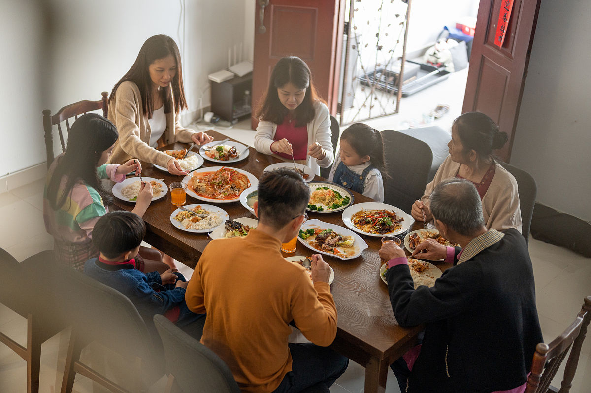 不为别的,就因为我家一到过年,那简直就成了"免费食堂",这事儿啊,还得