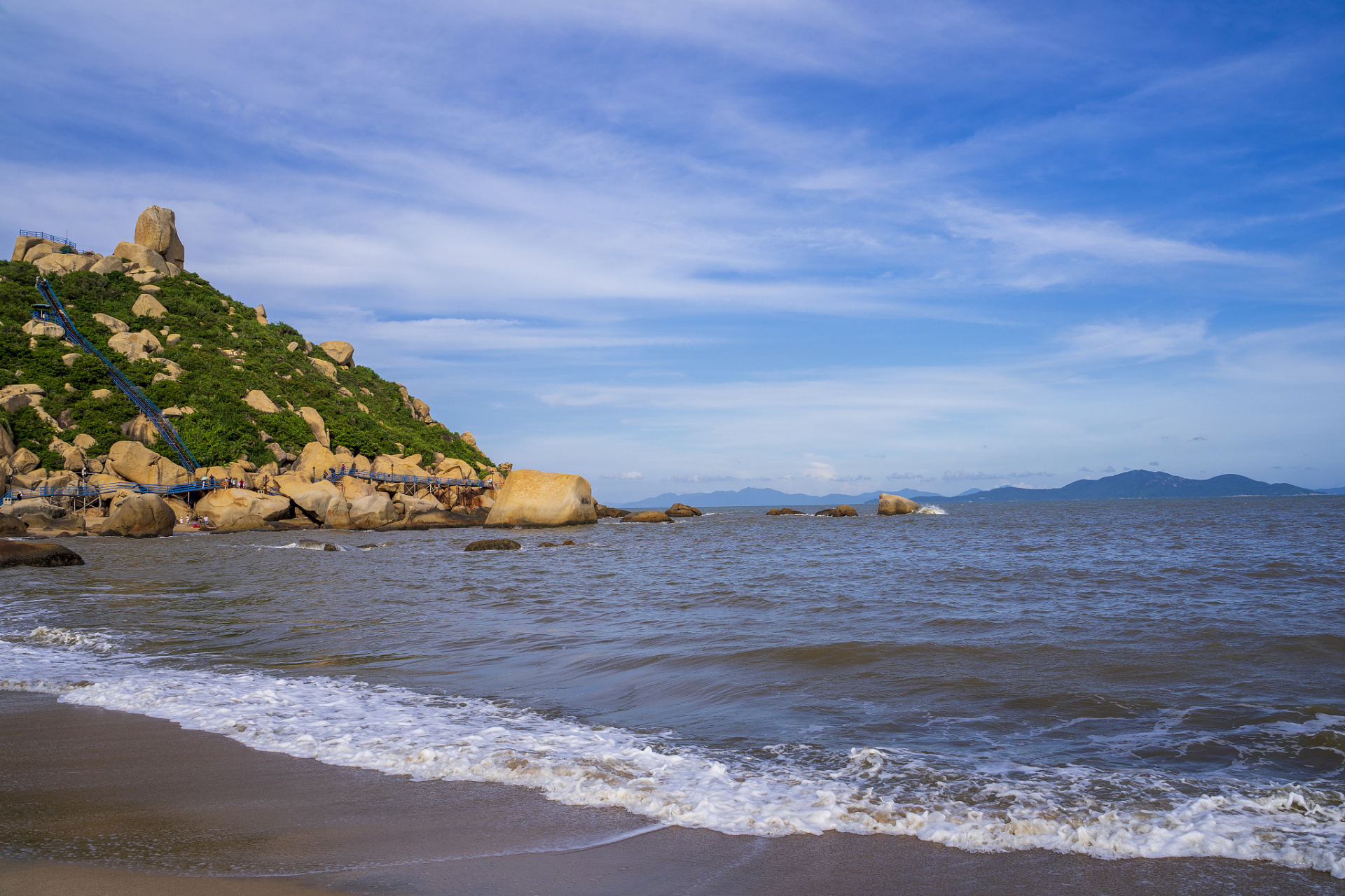 湄洲岛和平潭岛都是福建著名旅游胜地,有自然风光和文化底蕴.