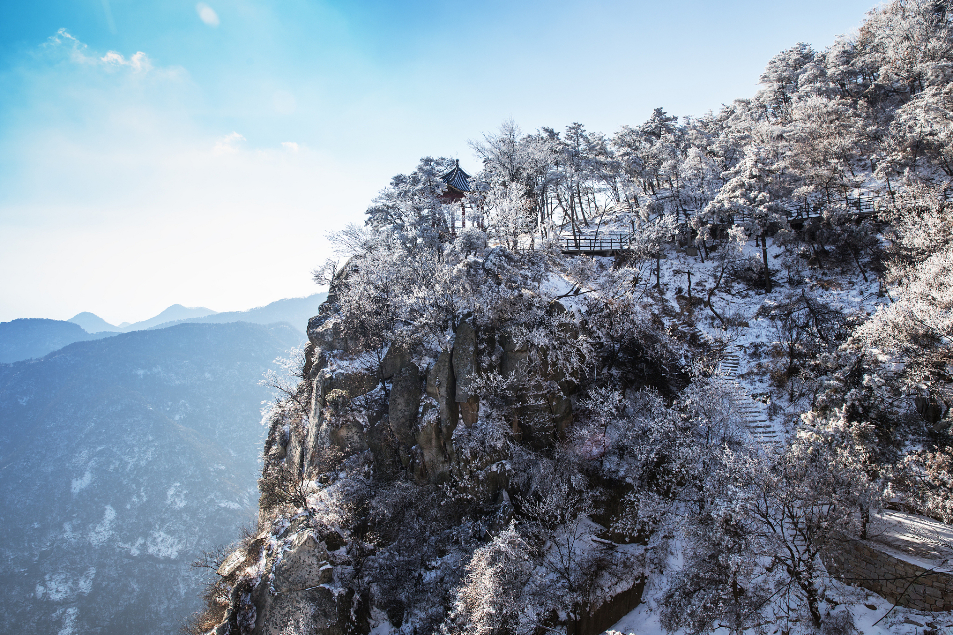 河南省内冬季旅游的好去处:  1.郭亮滑雪场 郭亮滑雪场位于河南省辉县