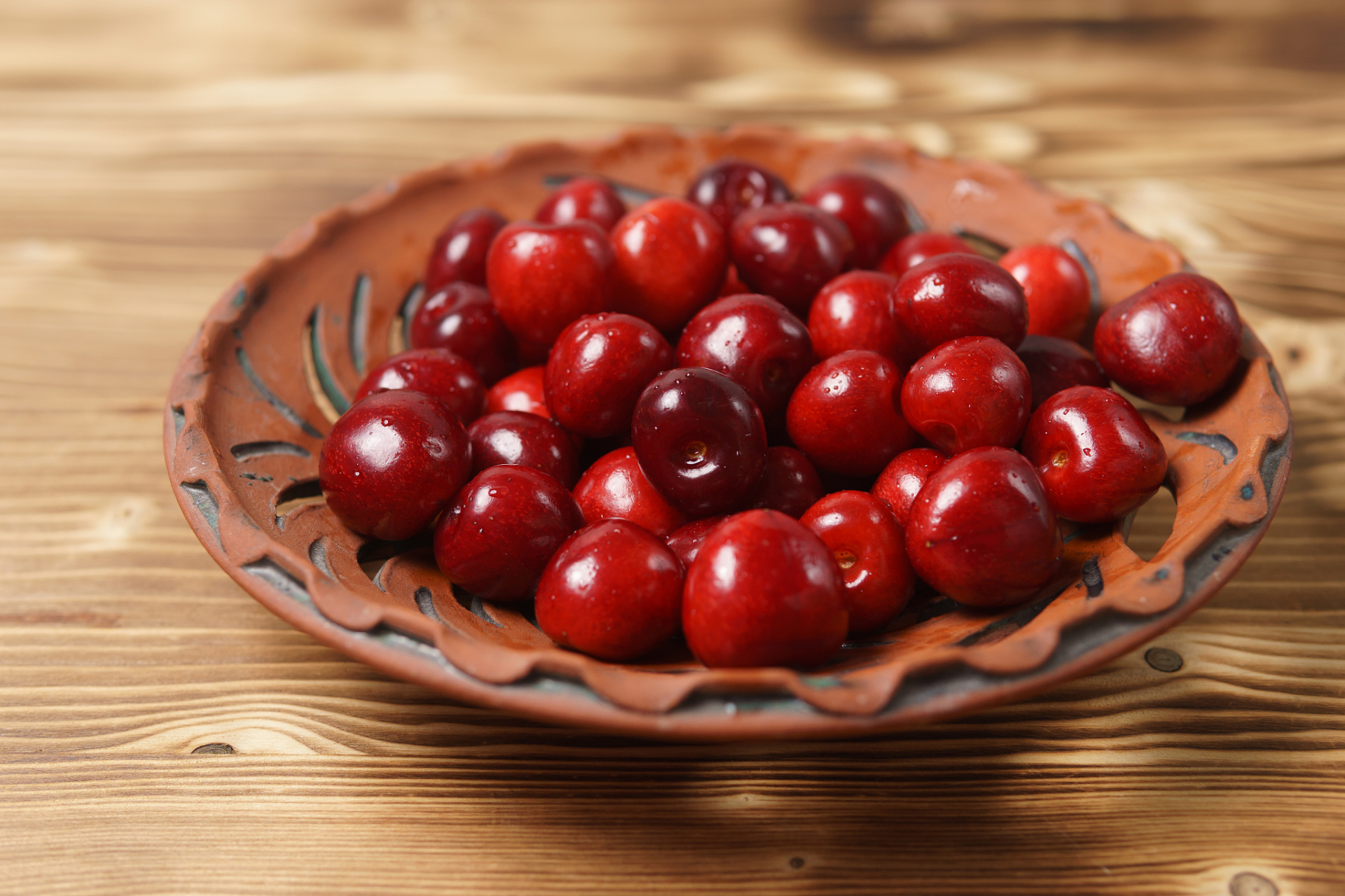 车厘子(英文:cherries)是一种美味的水果,是上市最早的一种乔木果实