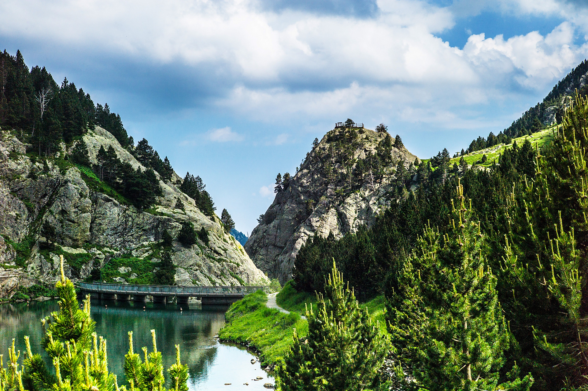 天水,这座历史文化名城,如今正以其独特的麻辣烫美食,吸引着四面八方