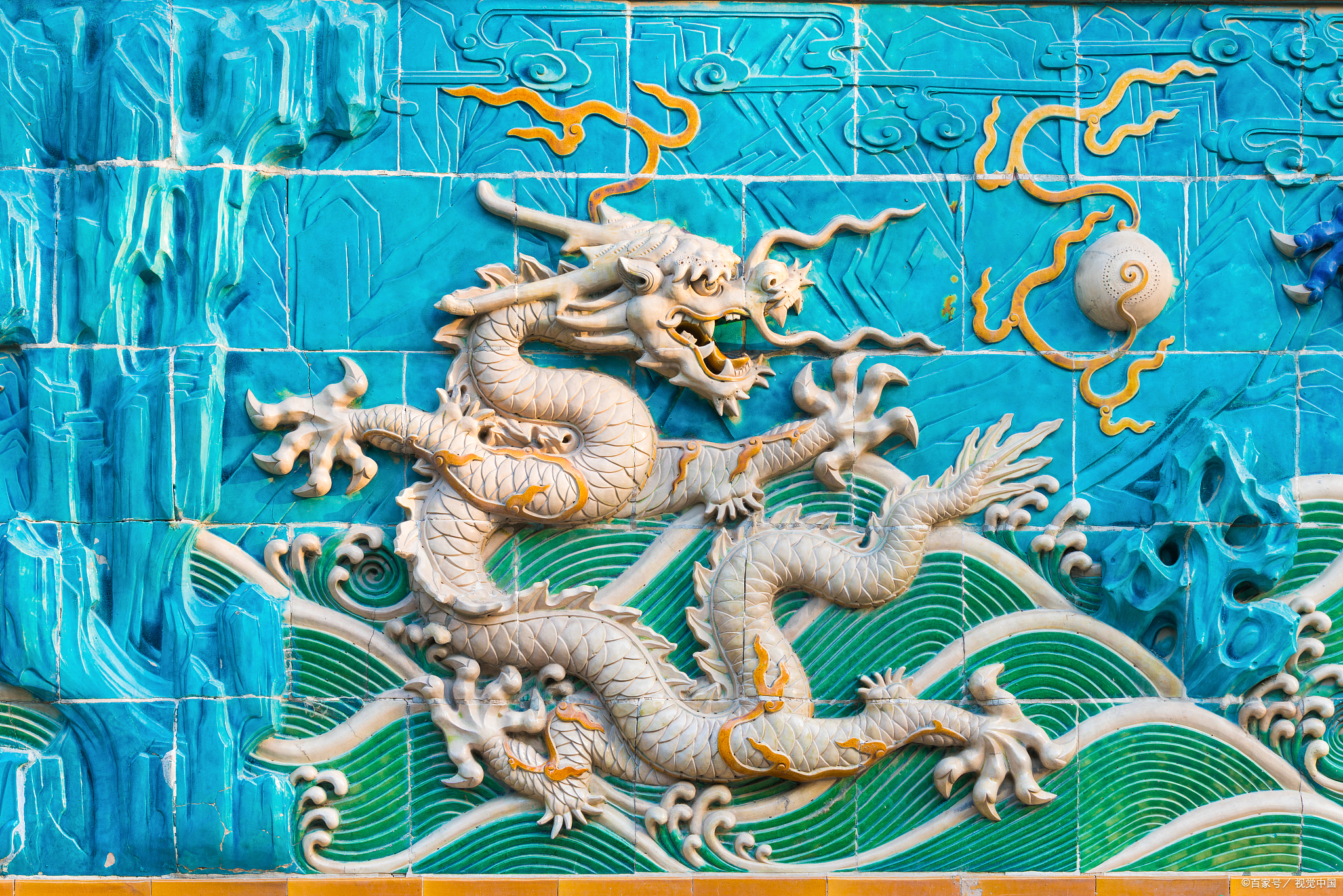 在这万物复苏的季节,九龙壁下的牡丹园犹如一幅流动的画卷,诉说着皇室