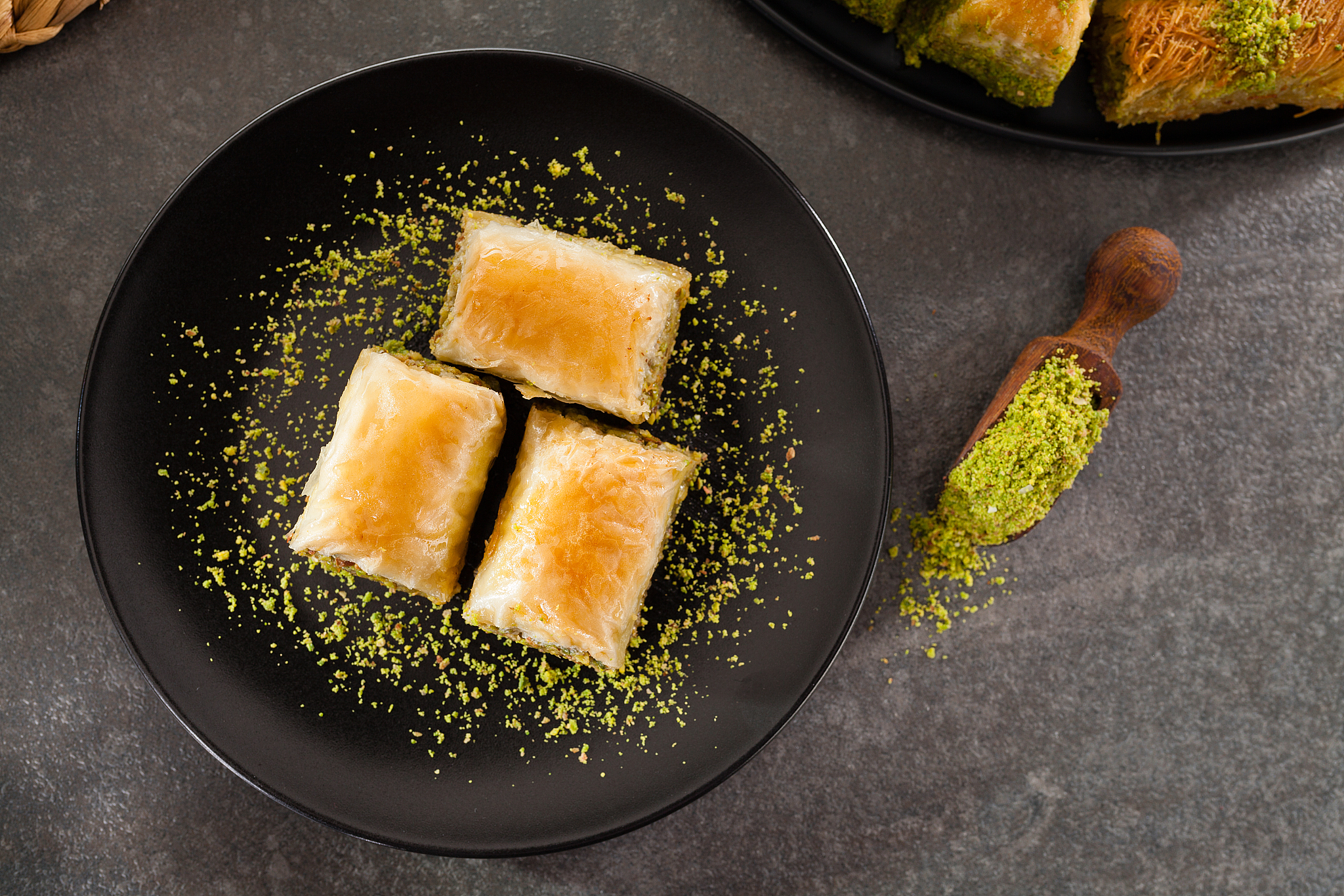 探寻文成百丈漈风景区,品味地道美食!尽享拉面,九层糕等佳肴