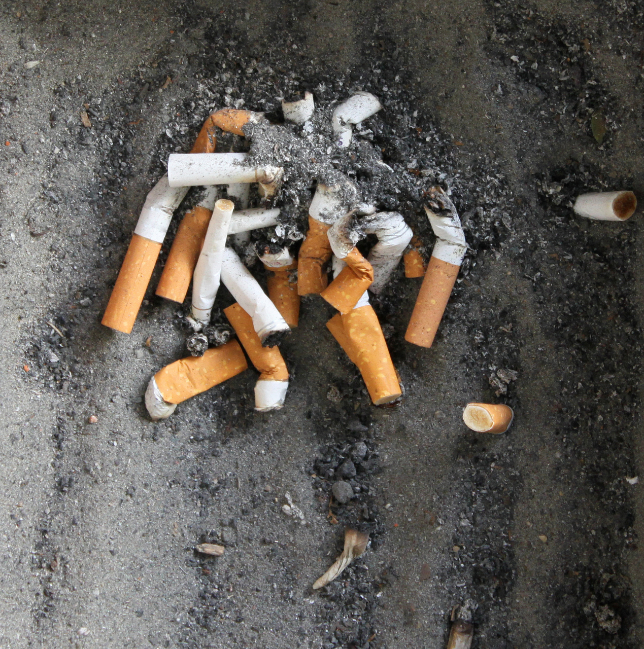 杭州市的仇某,平日里喜欢在自家的阳台上抽烟.