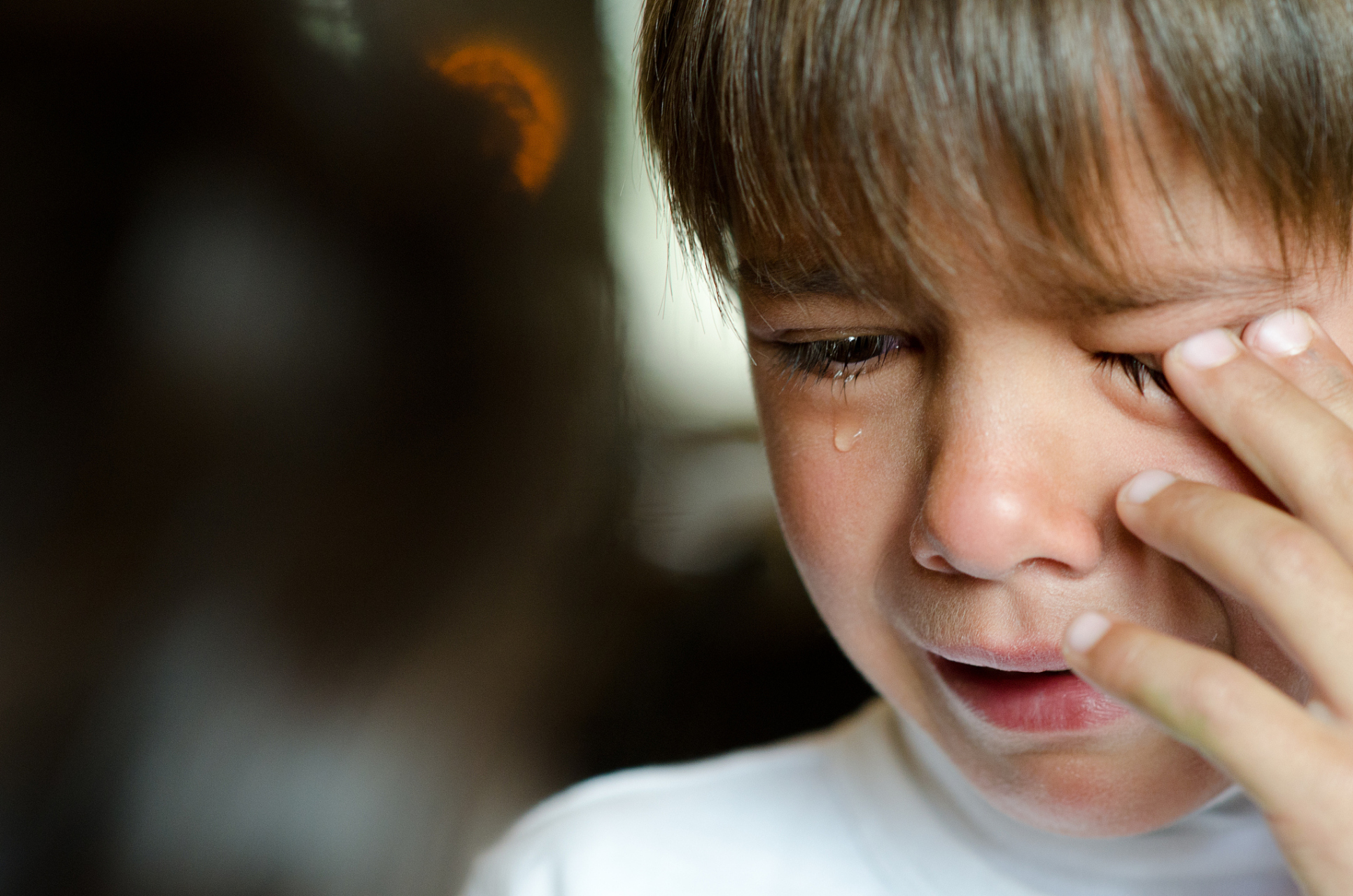 当孩子哭的伤心的时候 16615他很激动,根本听不进去你的说教.