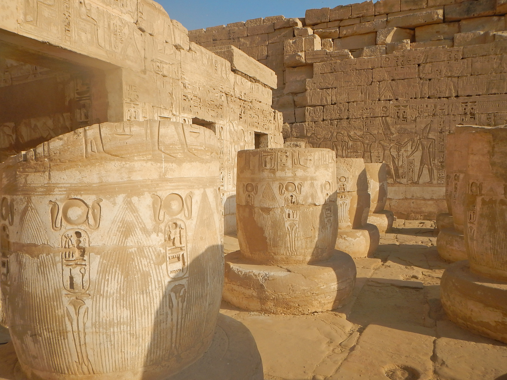 公元前2500年美索不达米亚先后建立阿卡德王国,乌尔帝国,被誉为"四大