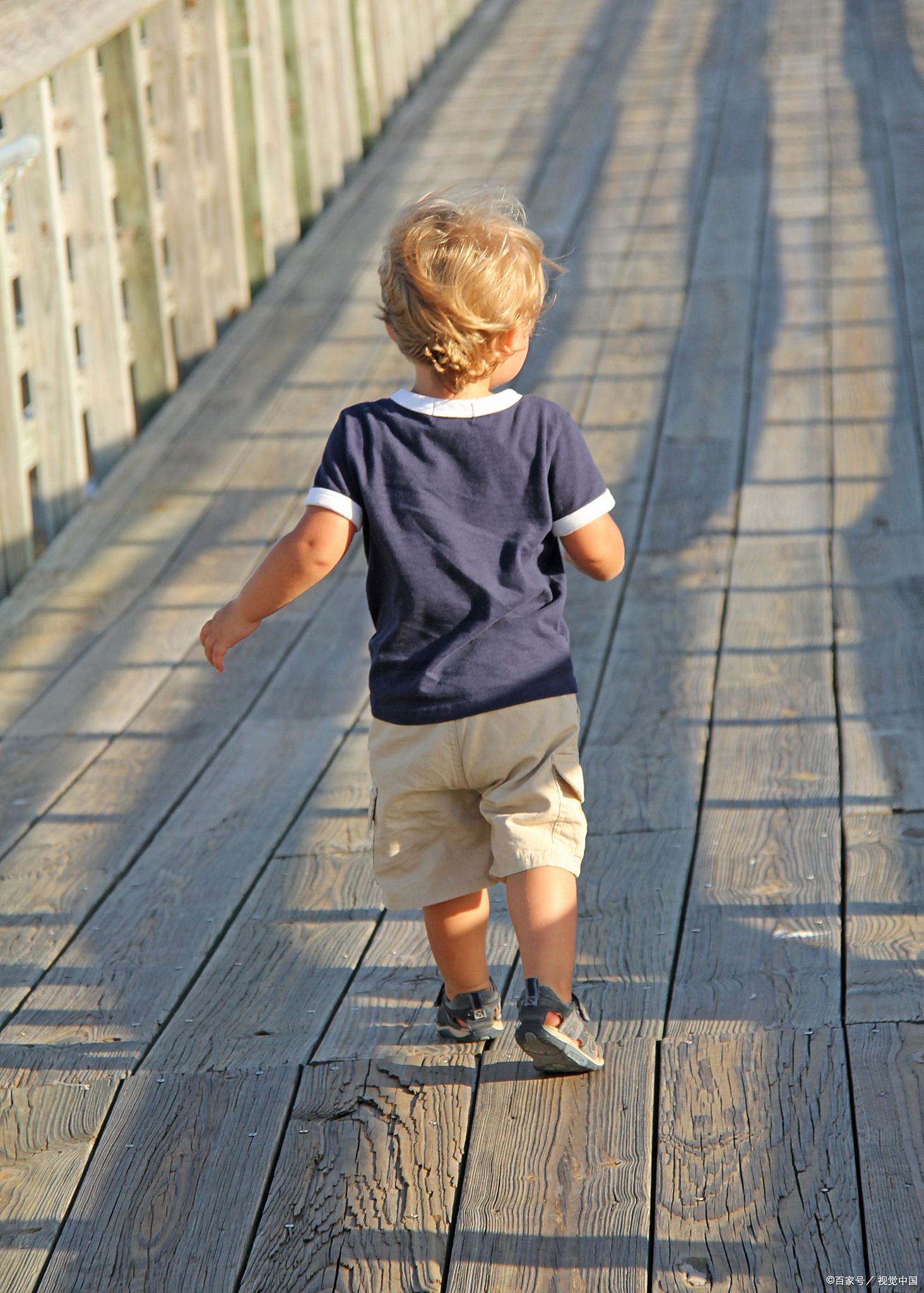 宝宝图片小孩走路腿有点张开怎么回事孩子路上的脚步儿童用前脚掌走路