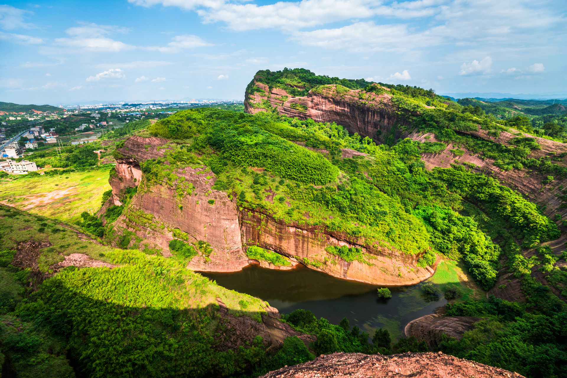 飞天山风景区,位于湖南省郴州市苏仙区西北部,是一座以自然风光和人文